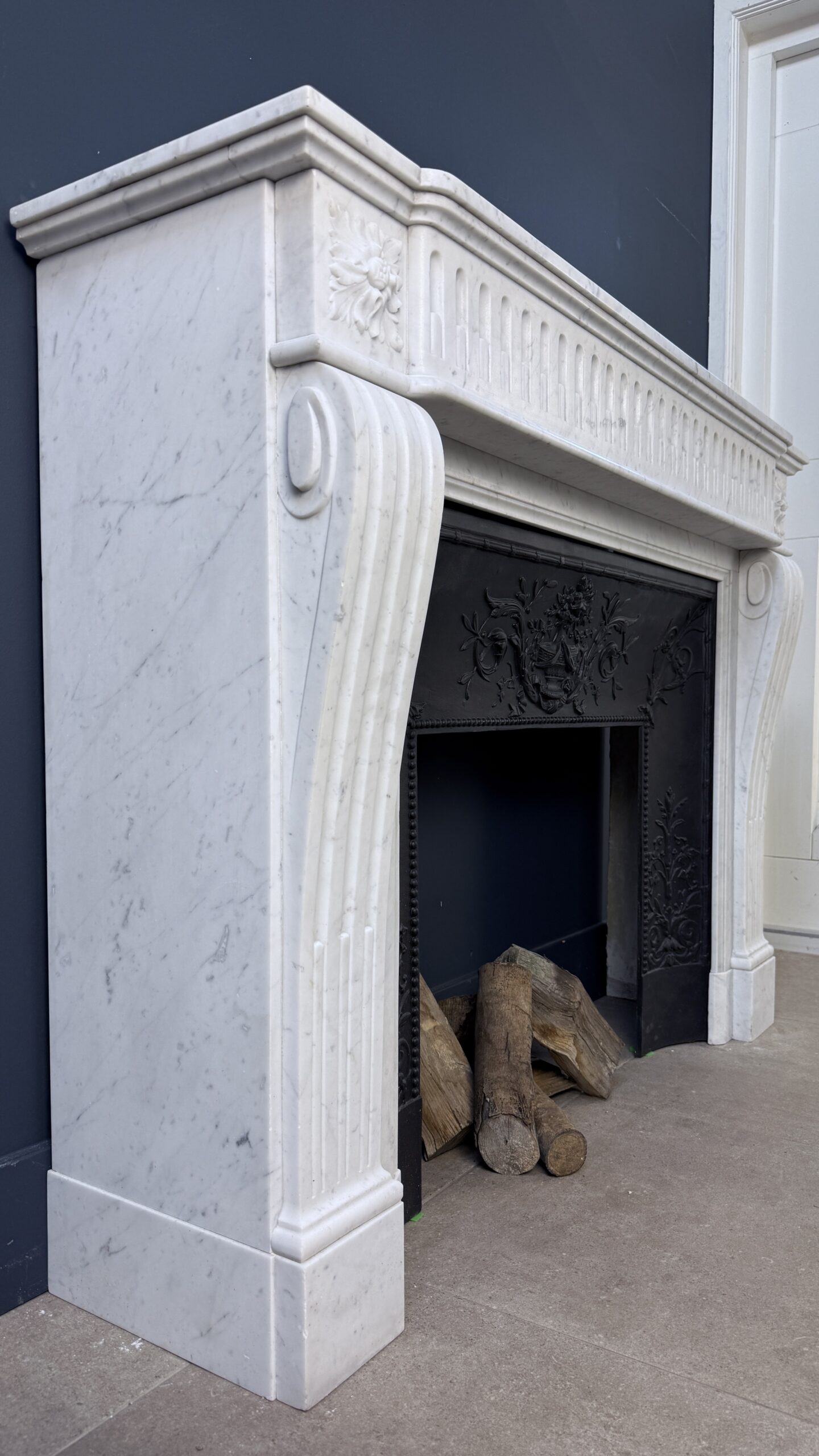 Antieke Franse frontschouw In Elegant Carrara Marmer