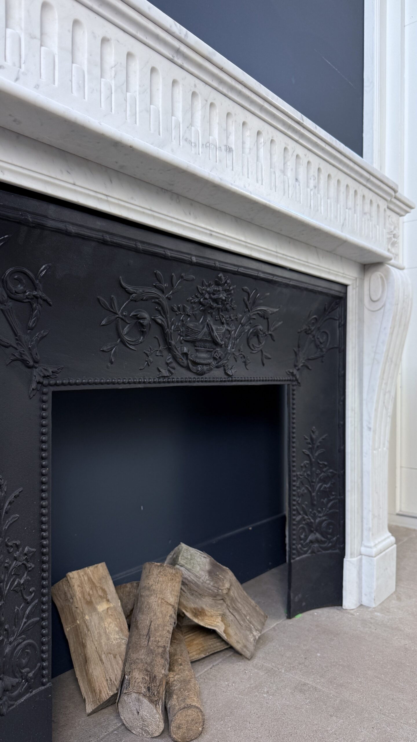 Antieke Franse frontschouw In Elegant Carrara Marmer