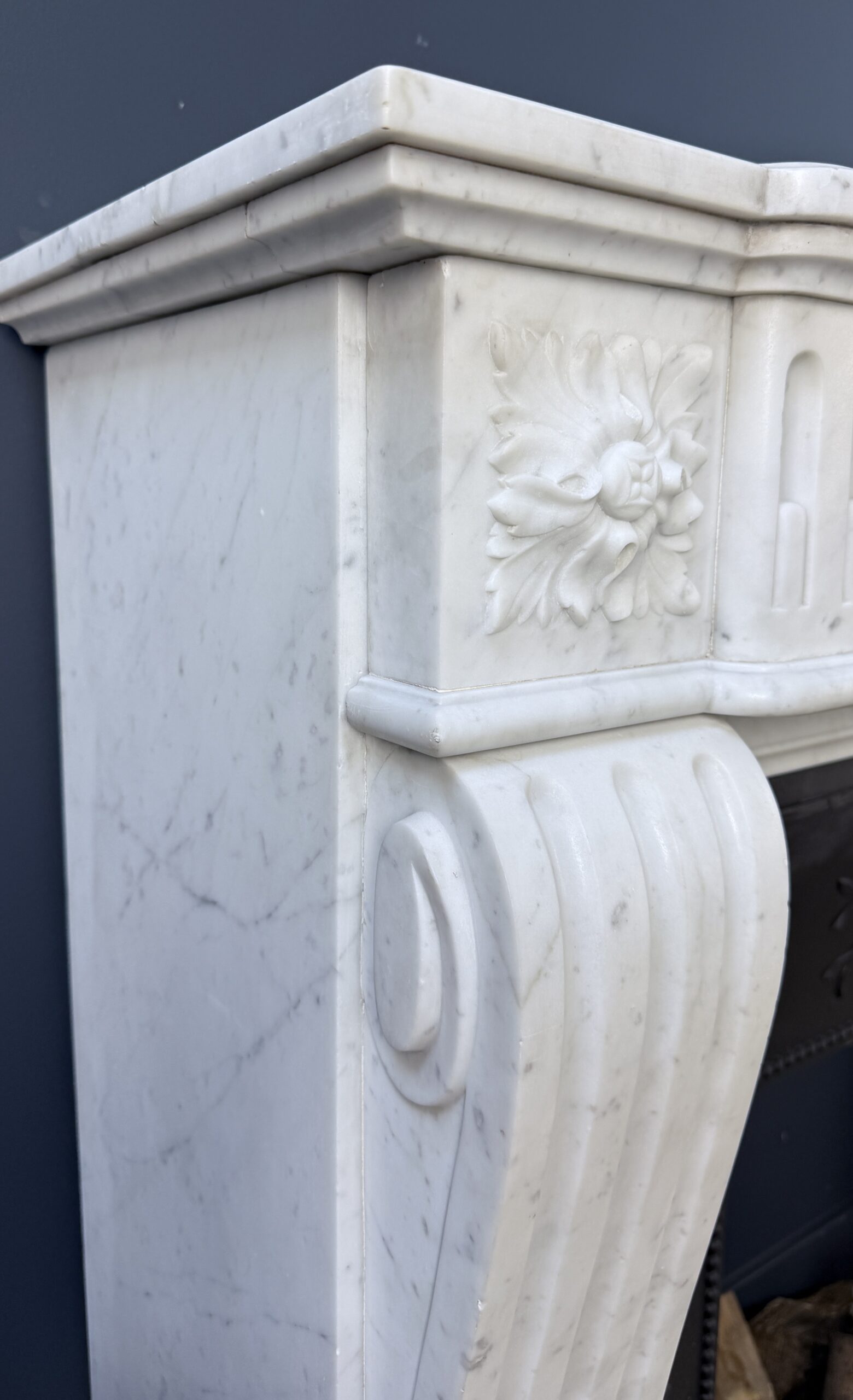 Antieke Franse frontschouw In Elegant Carrara Marmer