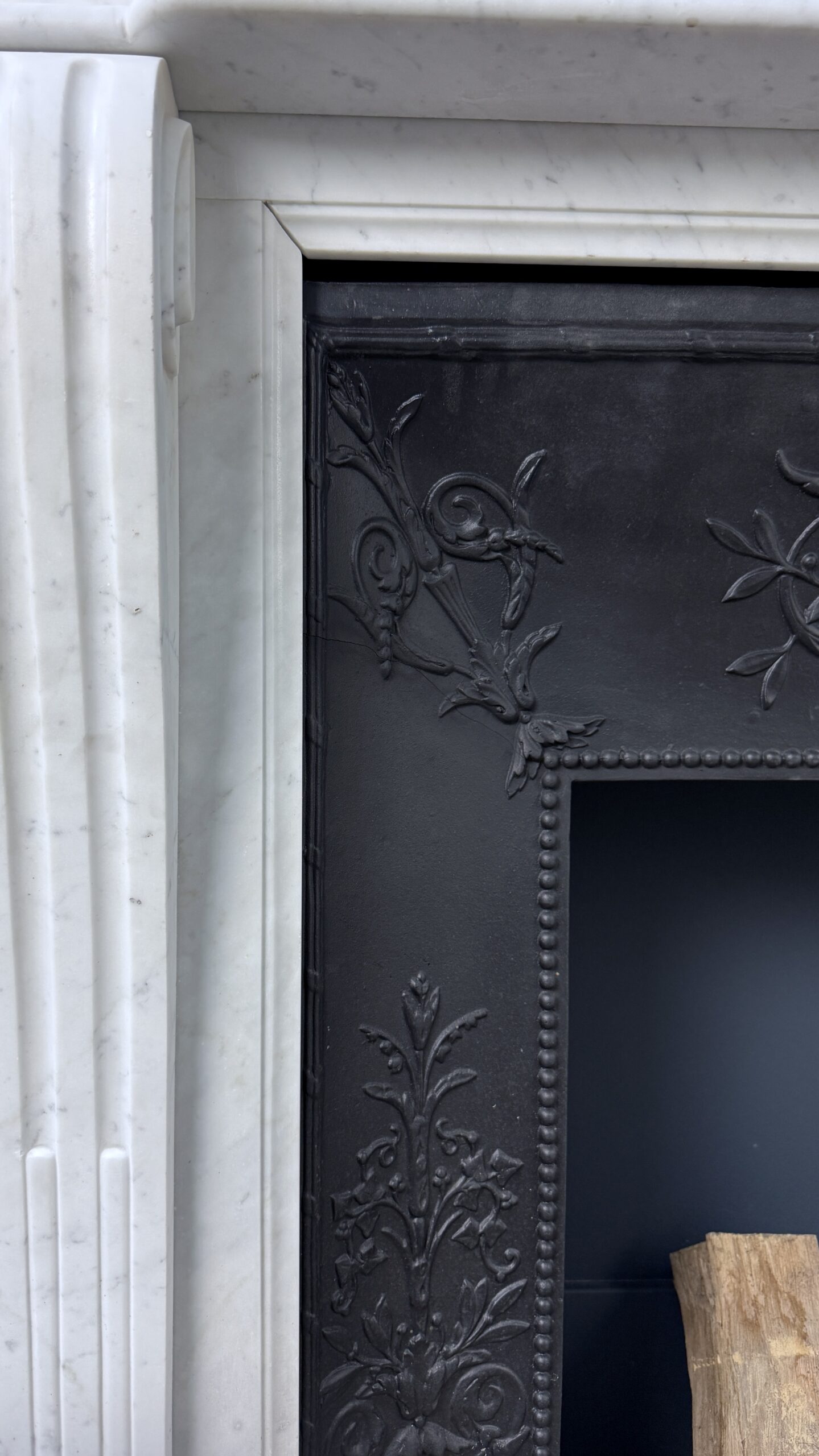 Antieke Franse frontschouw In Elegant Carrara Marmer