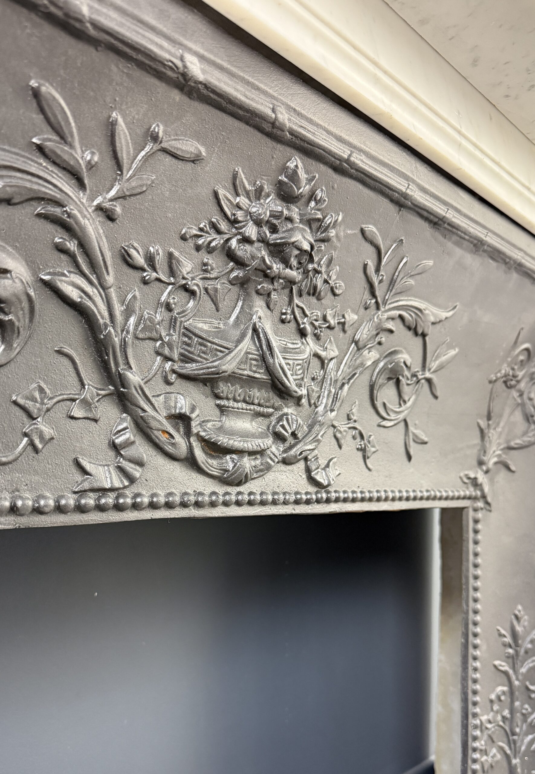 Antieke Franse frontschouw In Elegant Carrara Marmer