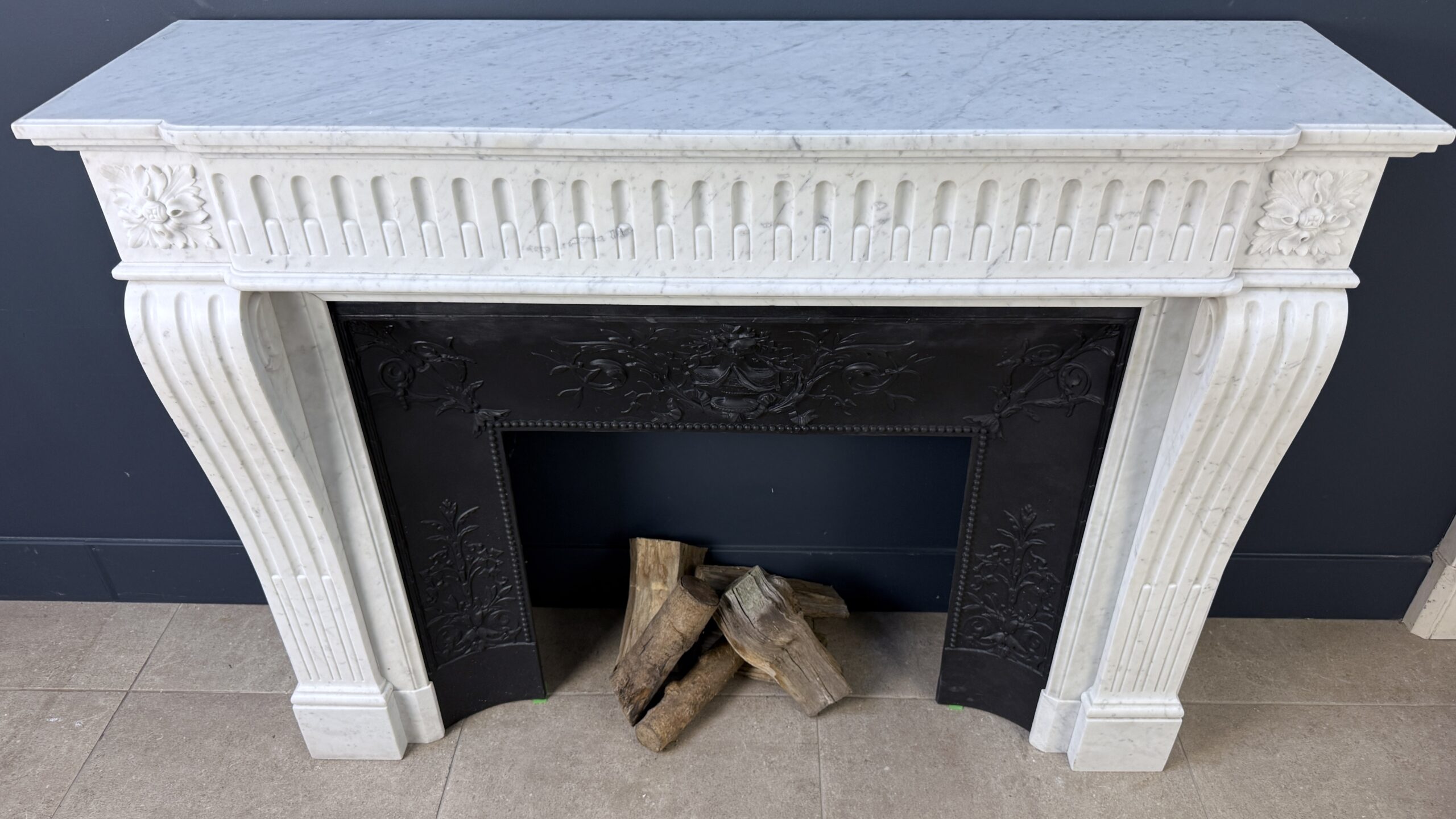 Antieke Franse frontschouw In Elegant Carrara Marmer