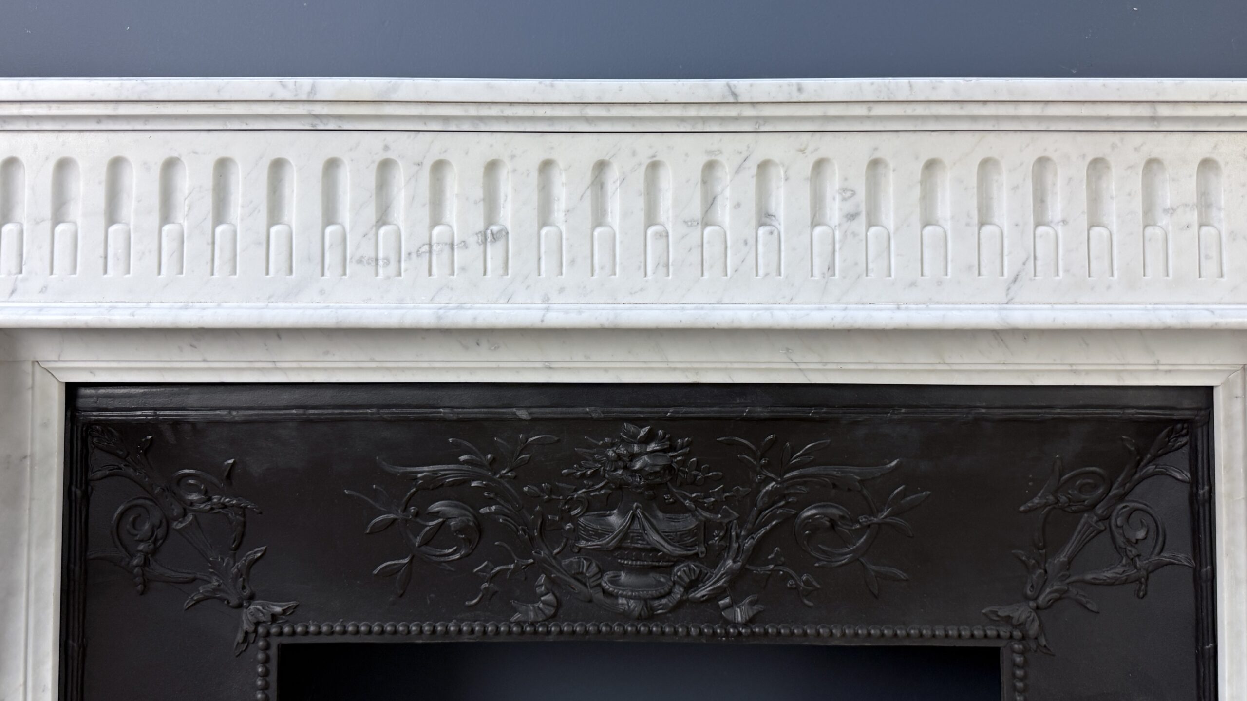 Antieke Franse frontschouw In Elegant Carrara Marmer