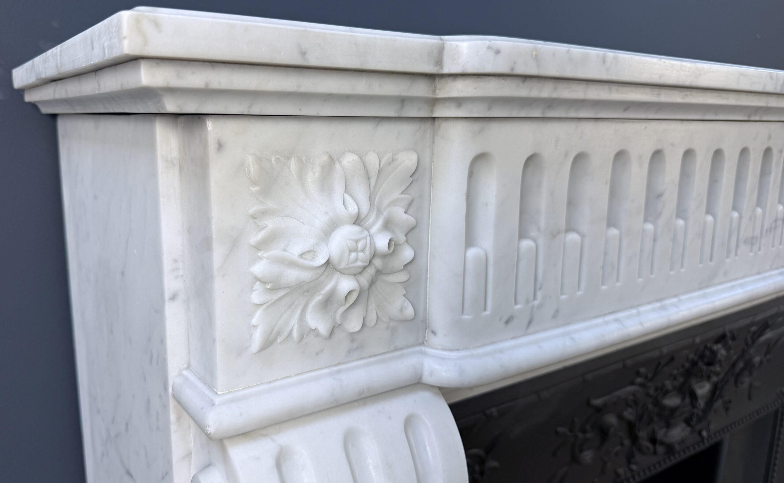 Antieke Franse frontschouw In Elegant Carrara Marmer