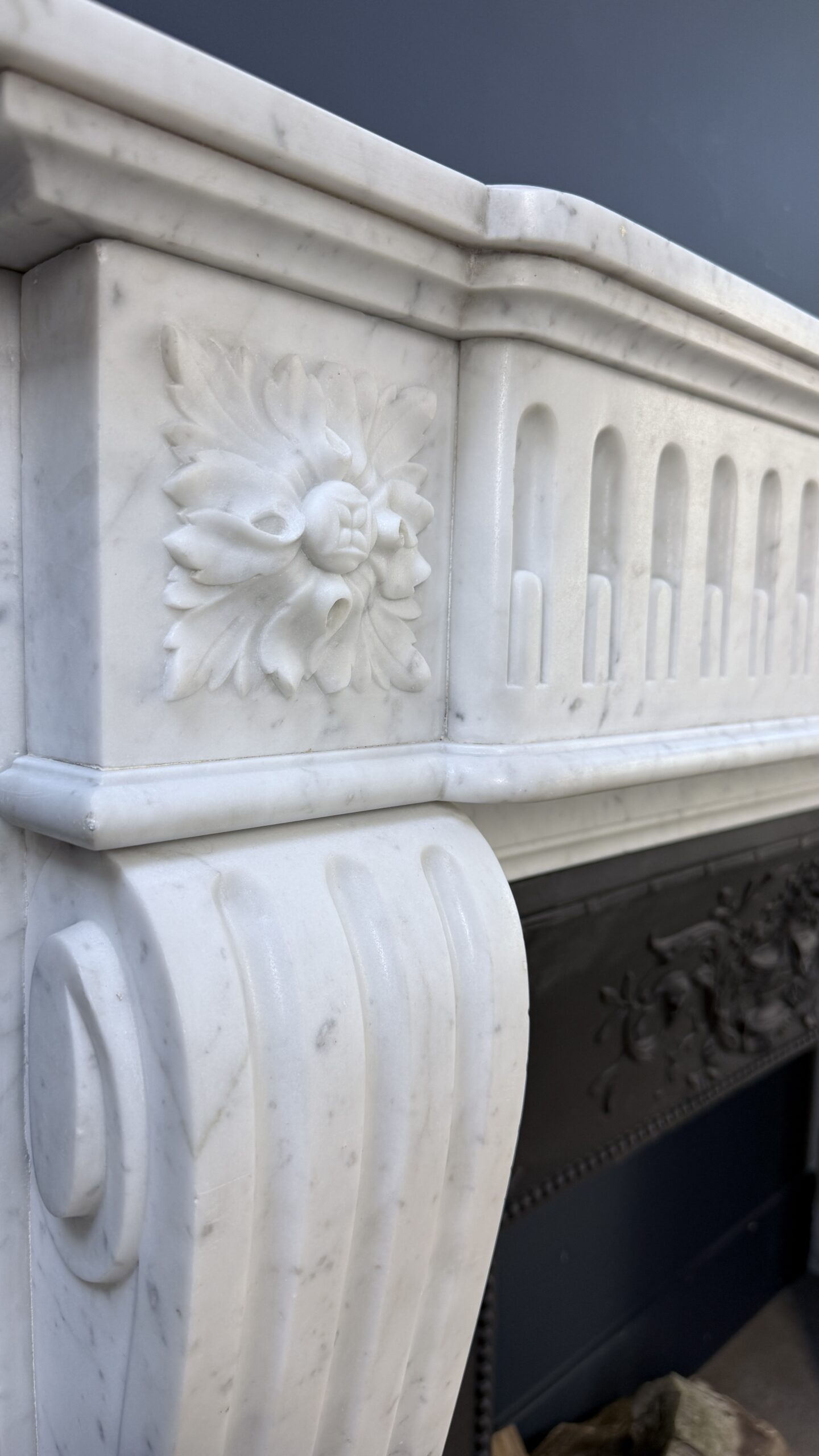 Antieke Franse frontschouw In Elegant Carrara Marmer