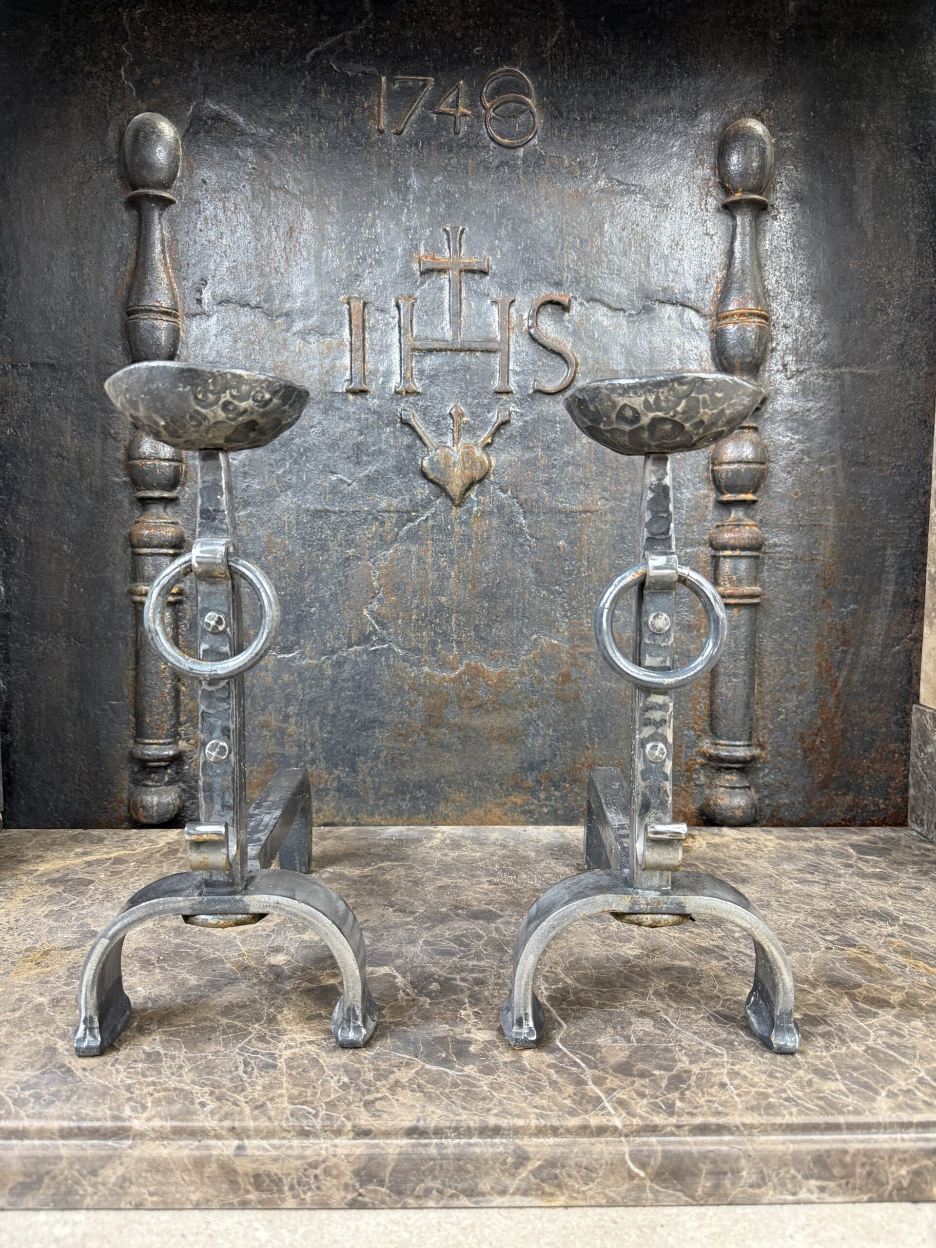 Mooie set gietijzeren stookbokken. 