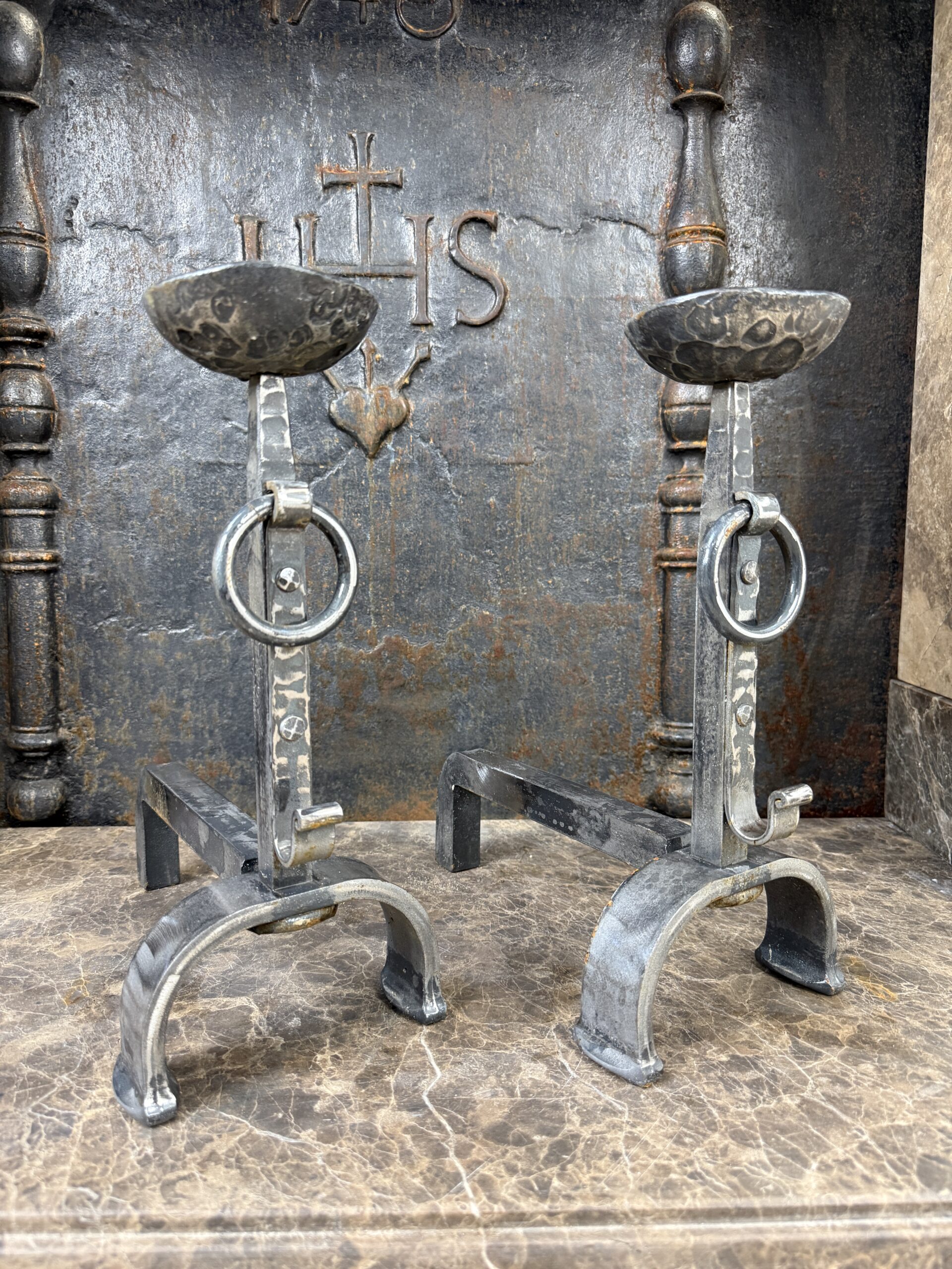 Mooie set gietijzeren stookbokken. 