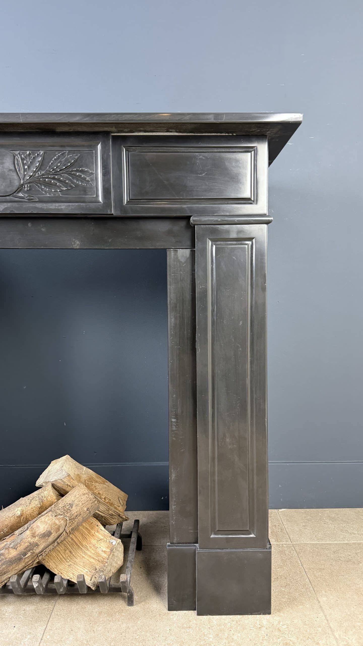 Antieke Omloopschouw in Zwart Marmer met Bladornament