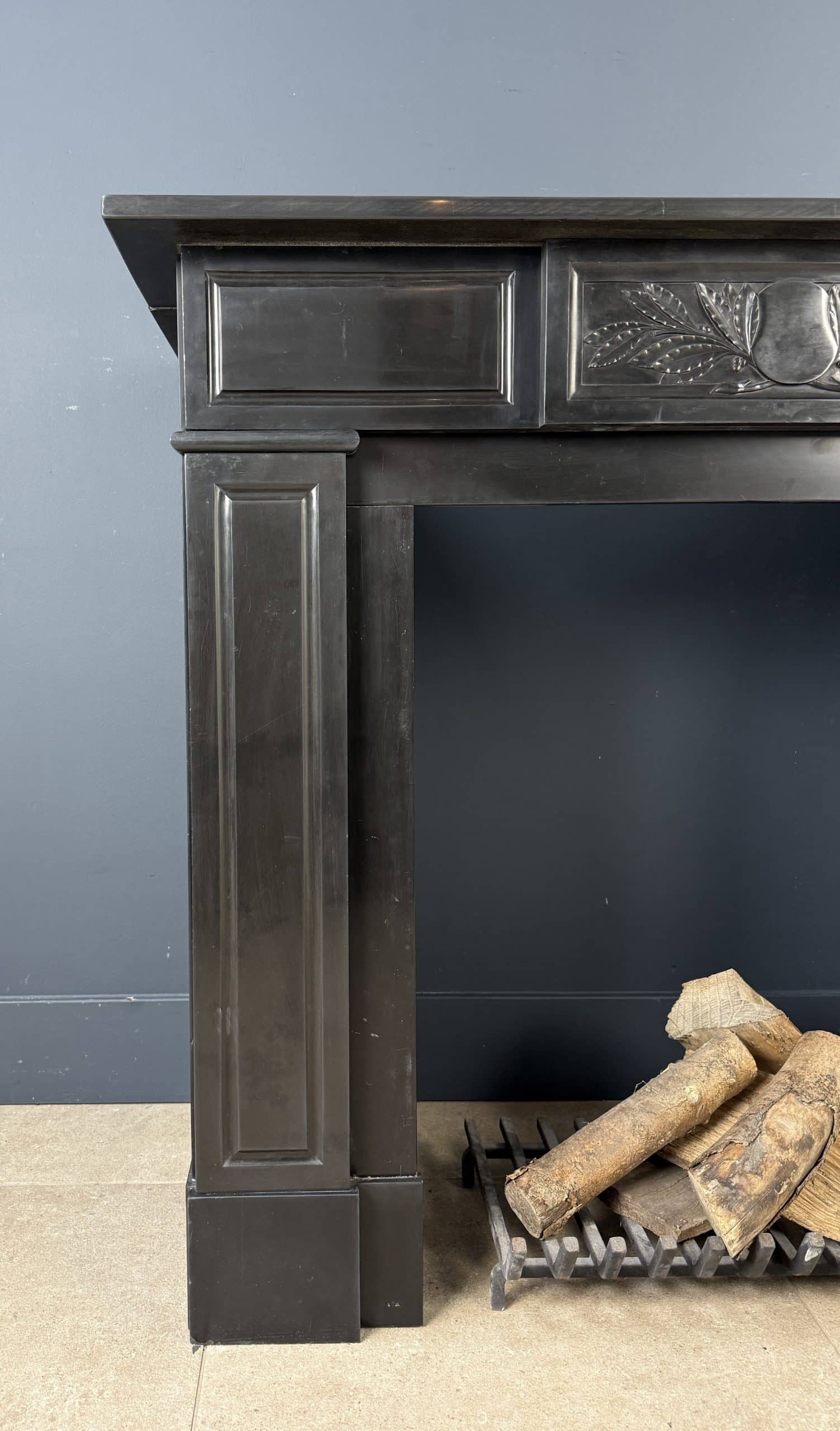 Antieke Omloopschouw in Zwart Marmer met Bladornament