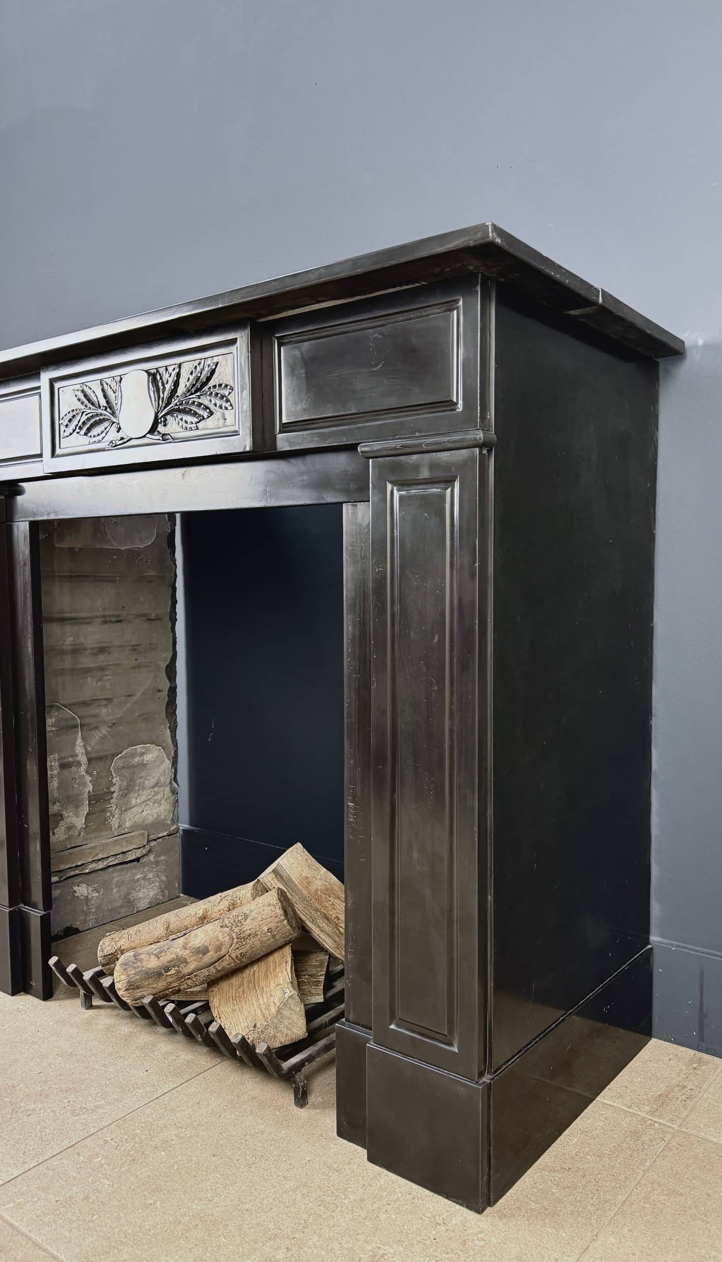 Antieke Omloopschouw in Zwart Marmer met Bladornament