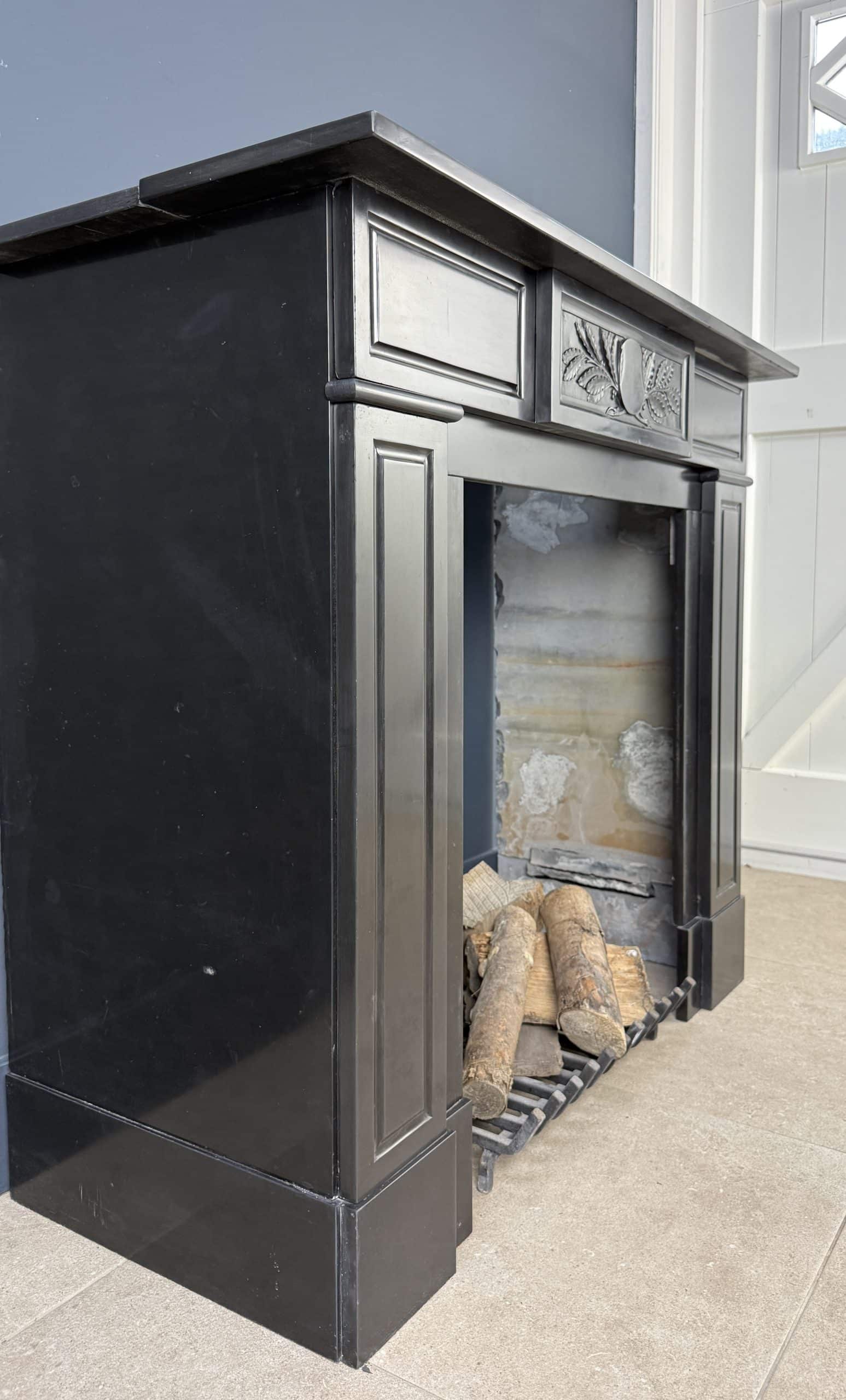 Antieke Omloopschouw in Zwart Marmer met Bladornament