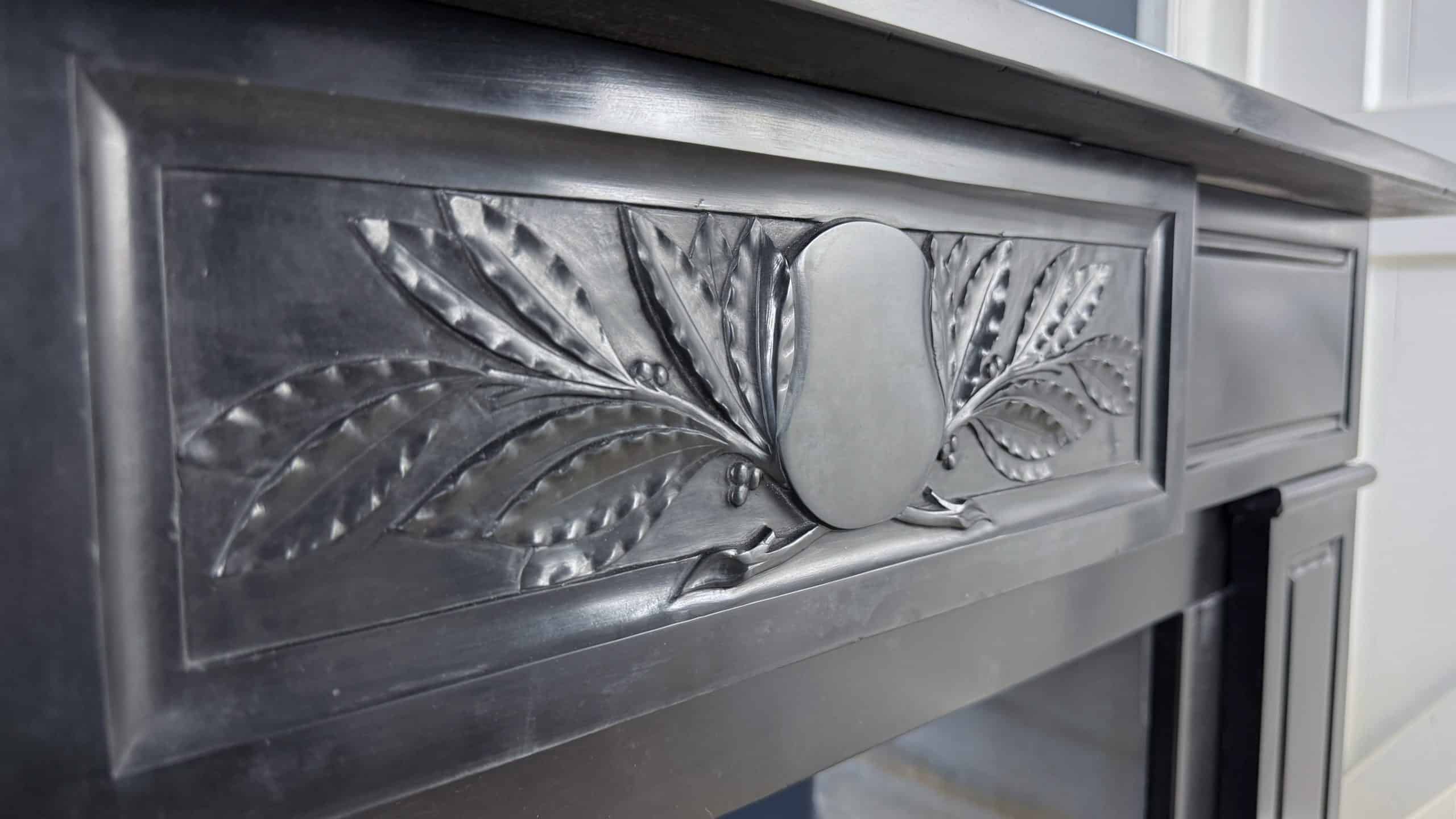 Antieke Omloopschouw in Zwart Marmer met Bladornament