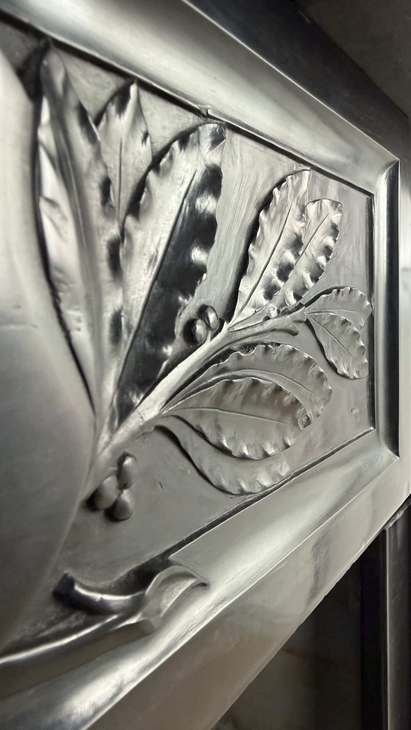 Antieke Omloopschouw in Zwart Marmer met Bladornament