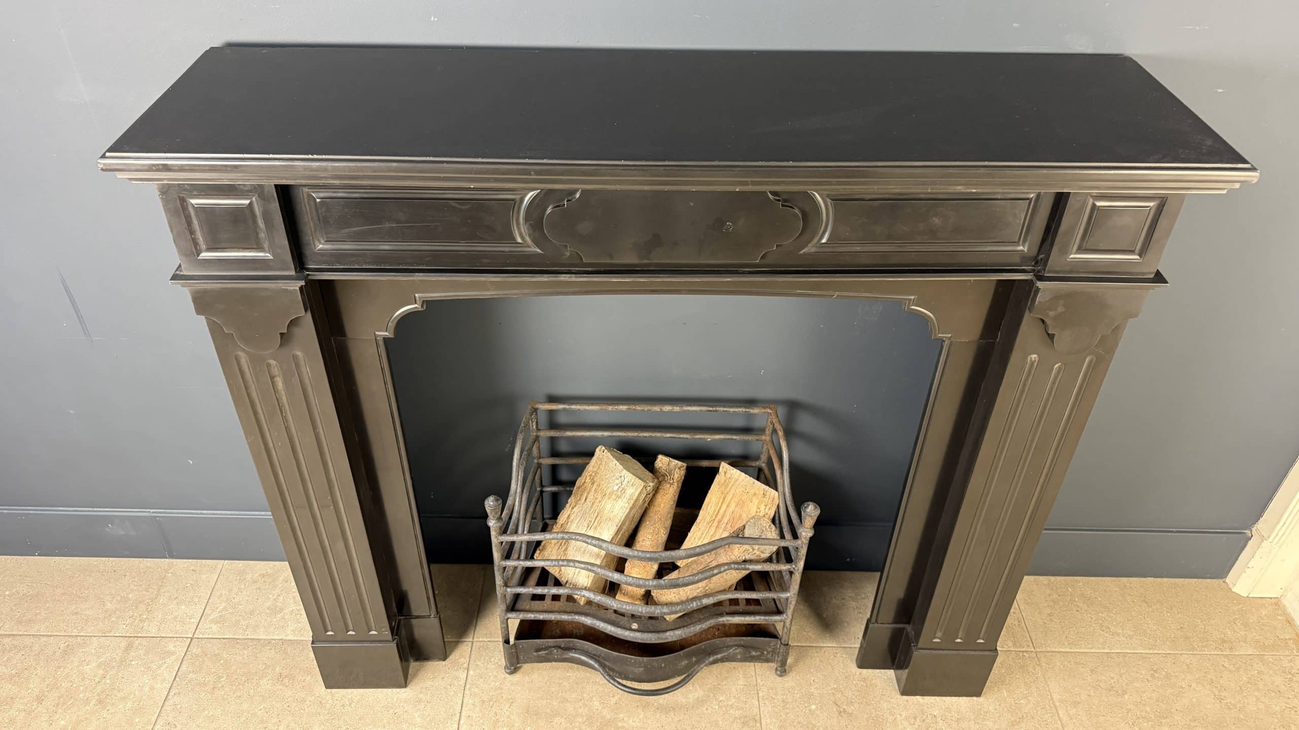 Antieke Frontschouw in Zwart Marmer met Meerdaags Bovenblad