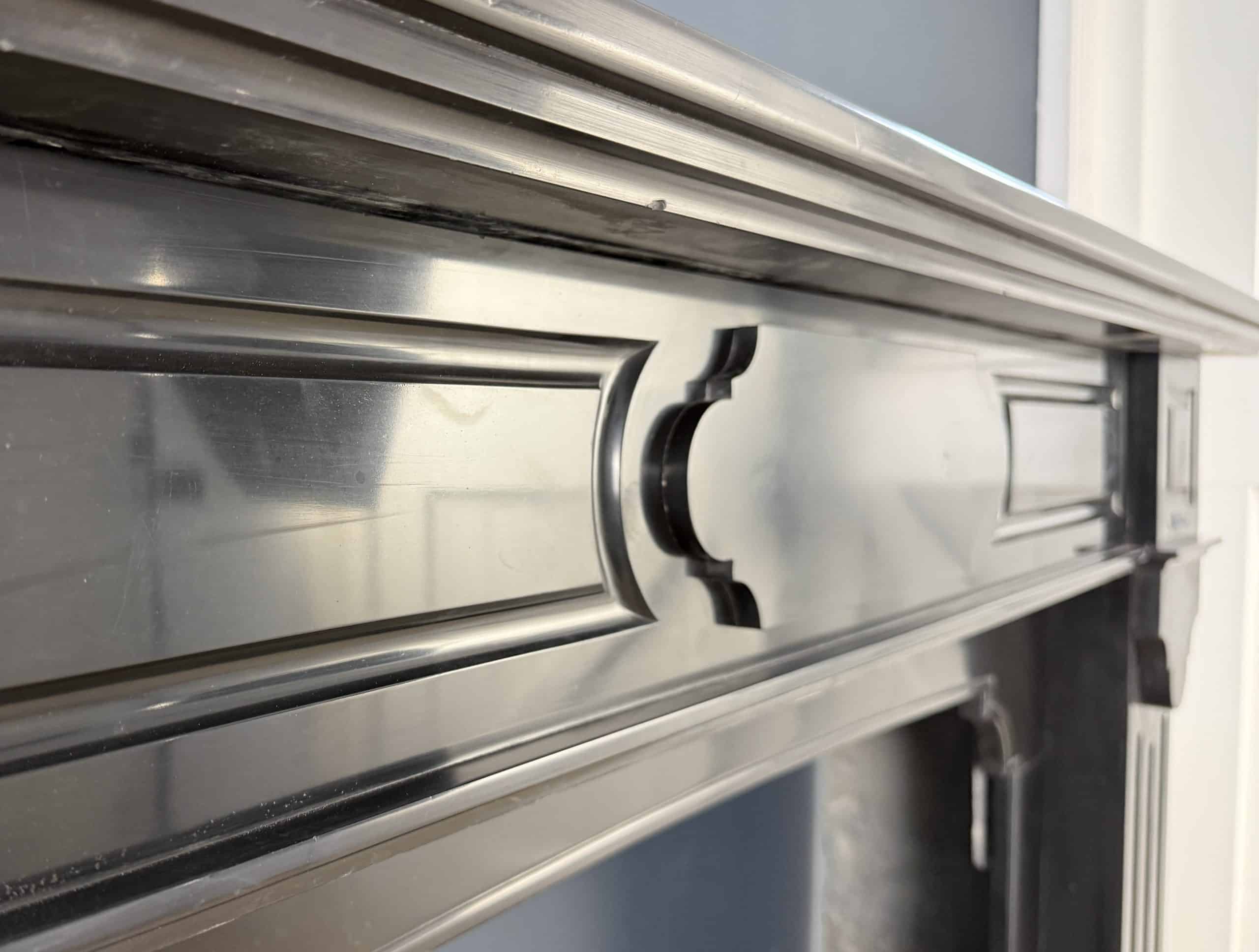 Antieke Frontschouw in Zwart Marmer met Meerdaags Bovenblad