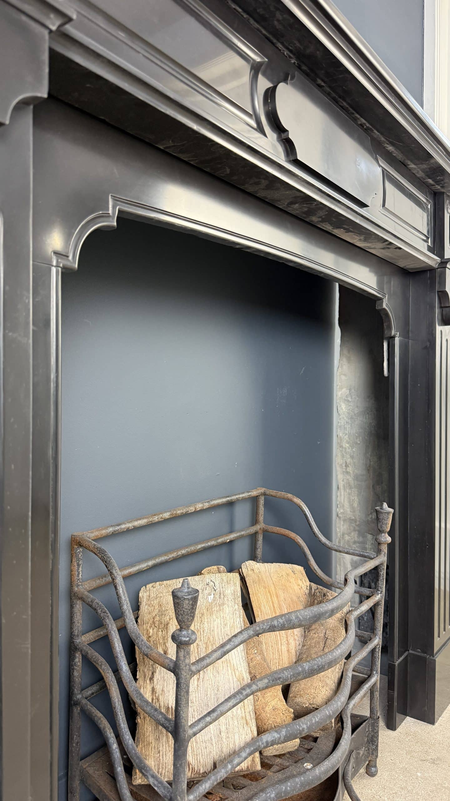 Antieke Frontschouw in Zwart Marmer met Meerdaags Bovenblad