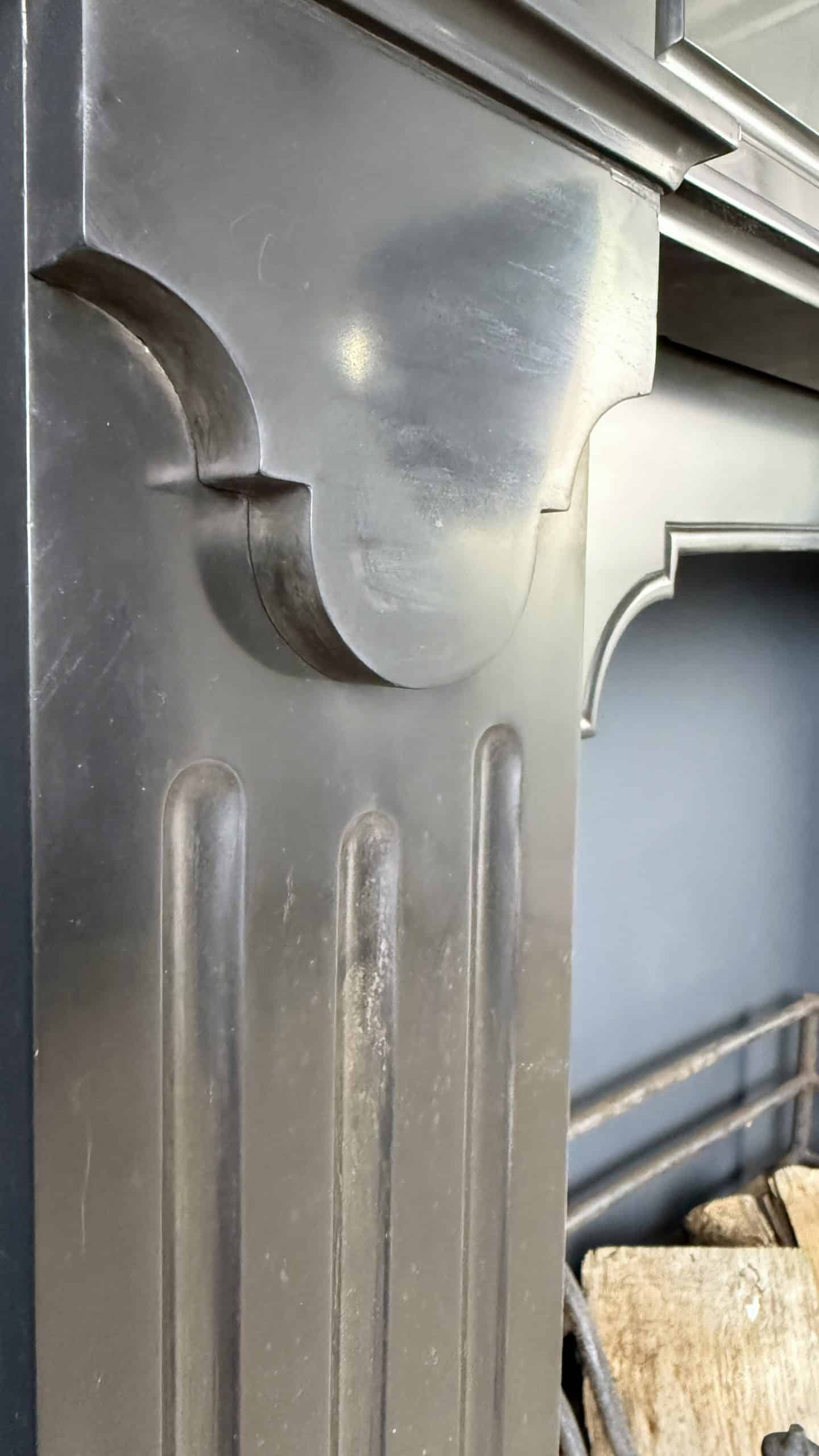 Antieke Frontschouw in Zwart Marmer met Meerdaags Bovenblad