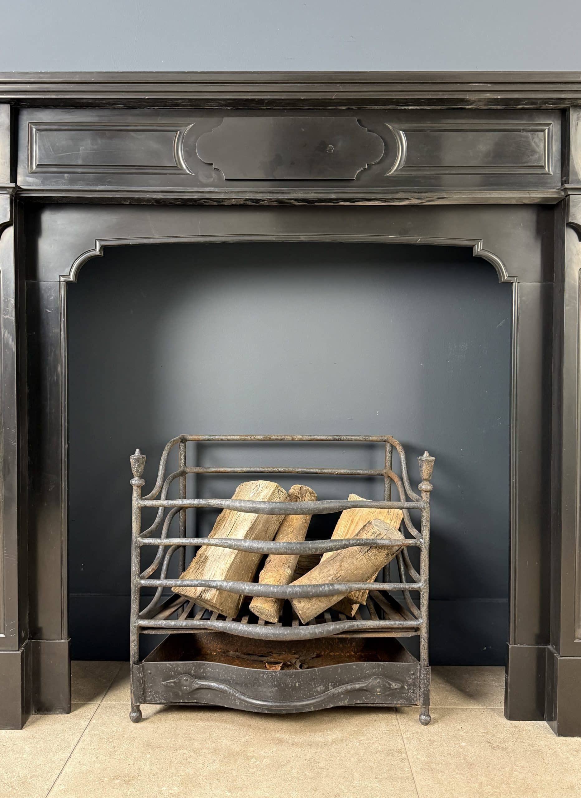 Antieke Frontschouw in Zwart Marmer met Meerdaags Bovenblad