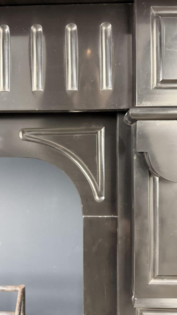 Antieke Omloopschouw in Zwart Marmer, geschikt voor Houtkachel — detail 1