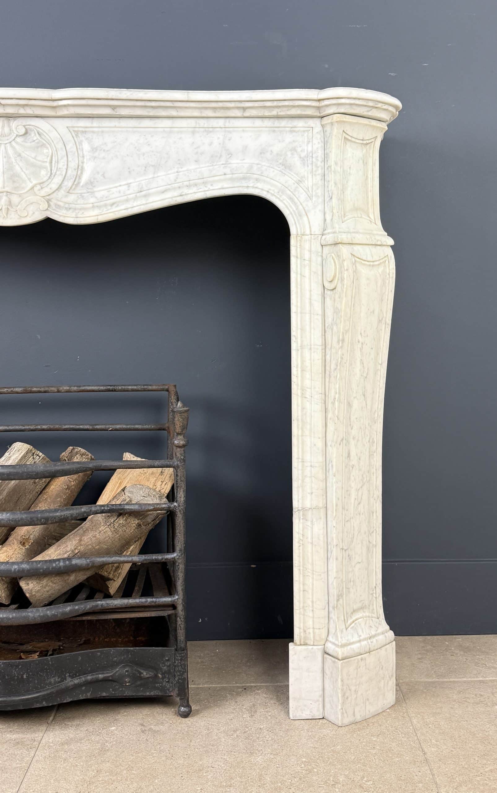 Franse Marmeren Schouw met 45° Consoles en Schelpornament