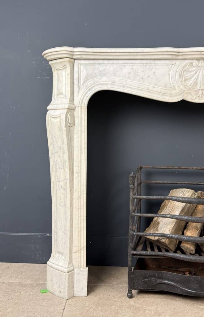 Franse Marmeren Schouw met 45° Consoles en Schelpornament — detail 2