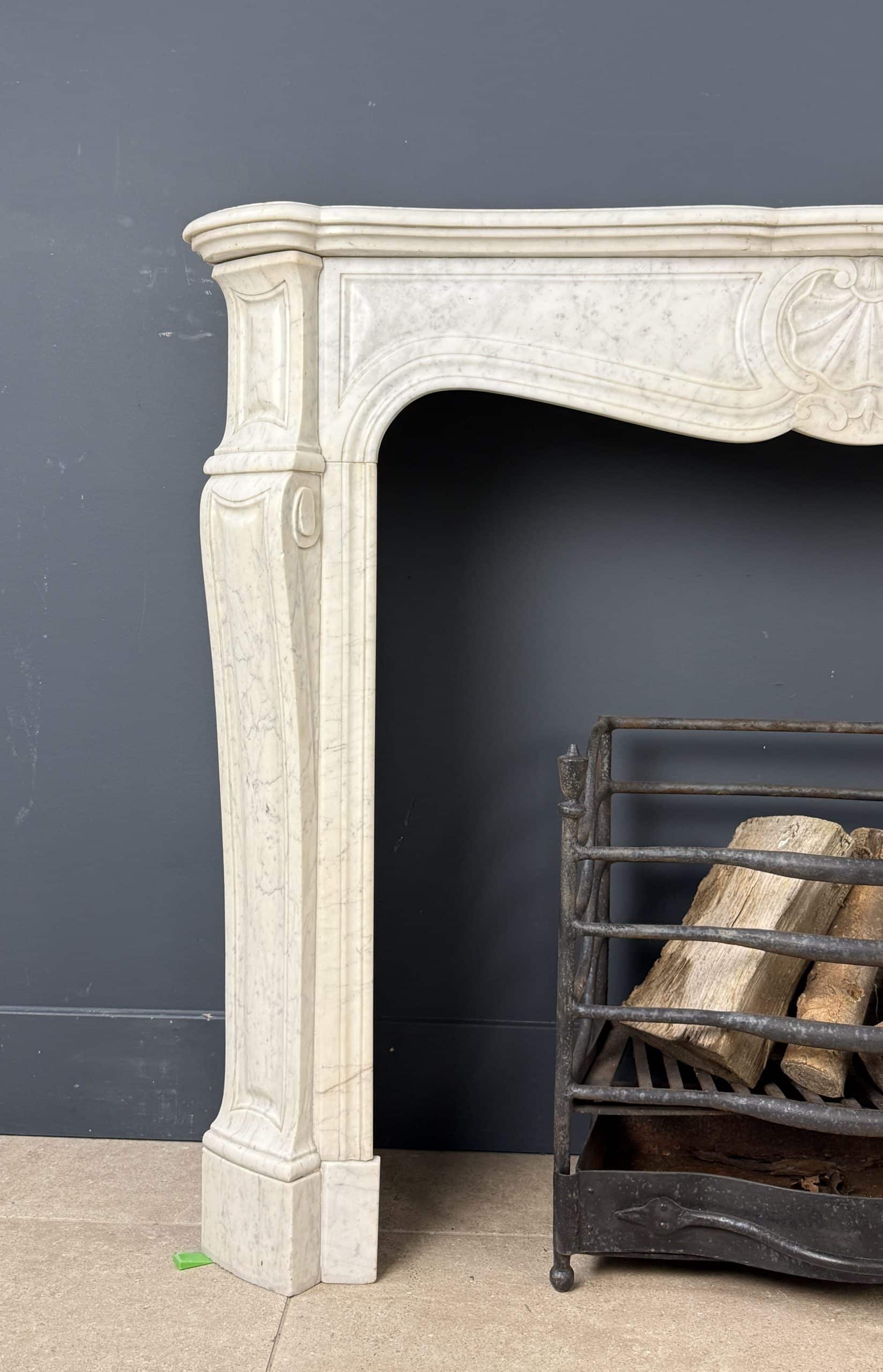 Franse Marmeren Schouw met 45° Consoles en Schelpornament