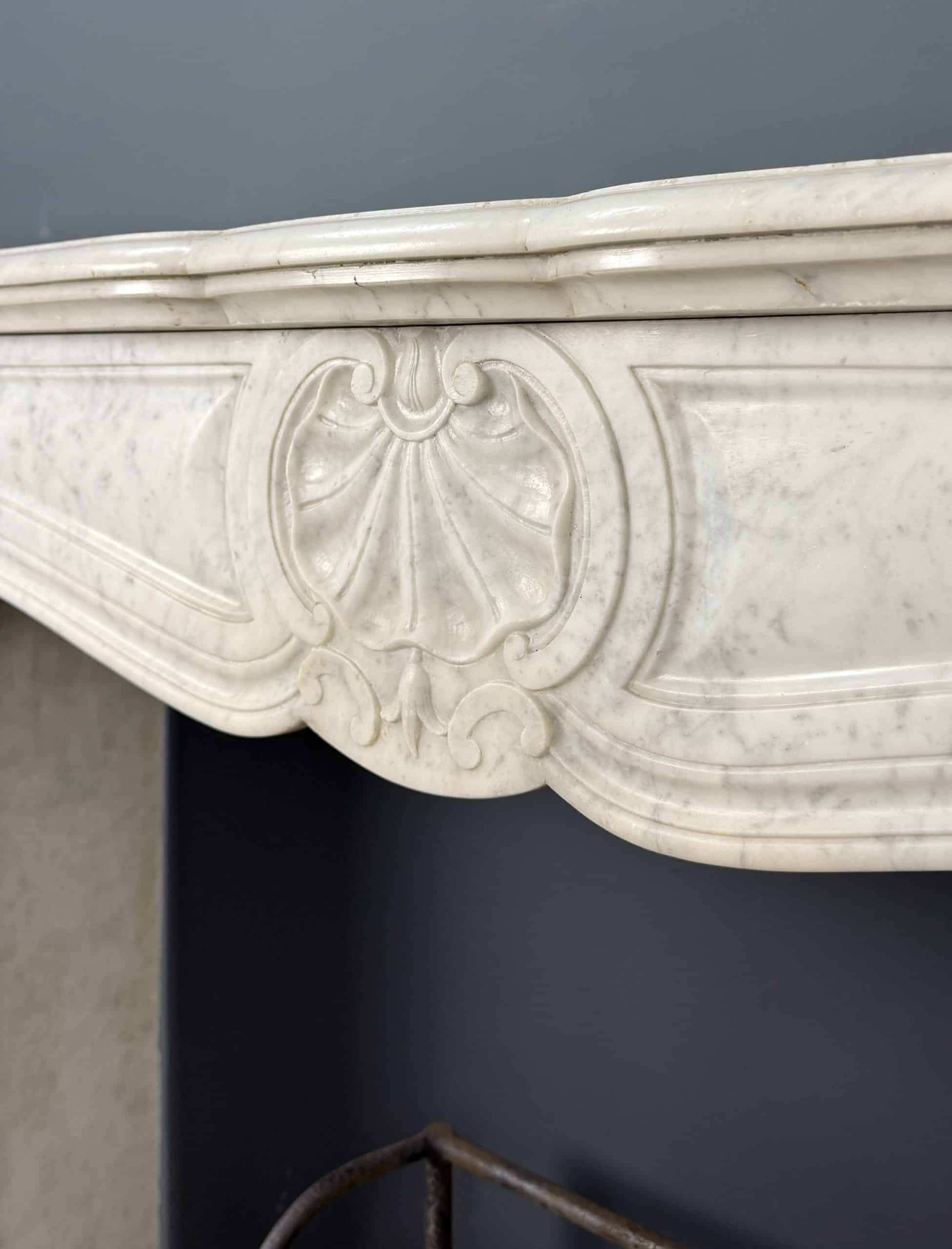 Franse Marmeren Schouw met 45° Consoles en Schelpornament
