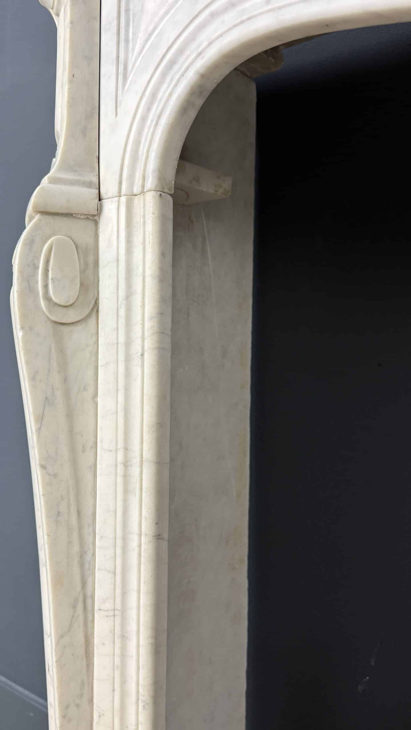 Franse Marmeren Schouw met 45° Consoles en Schelpornament