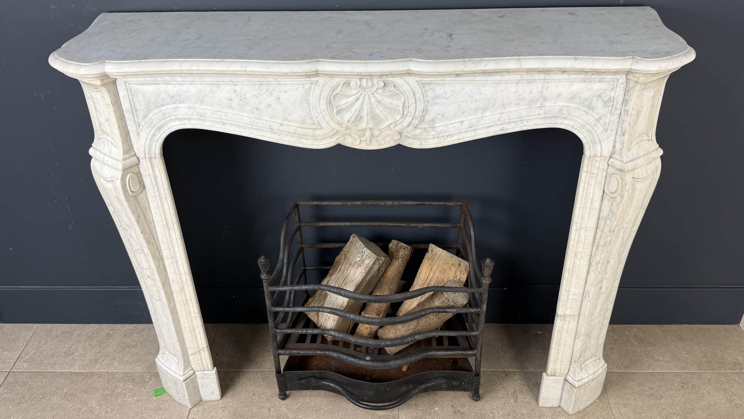 Franse Marmeren Schouw met 45° Consoles en Schelpornament