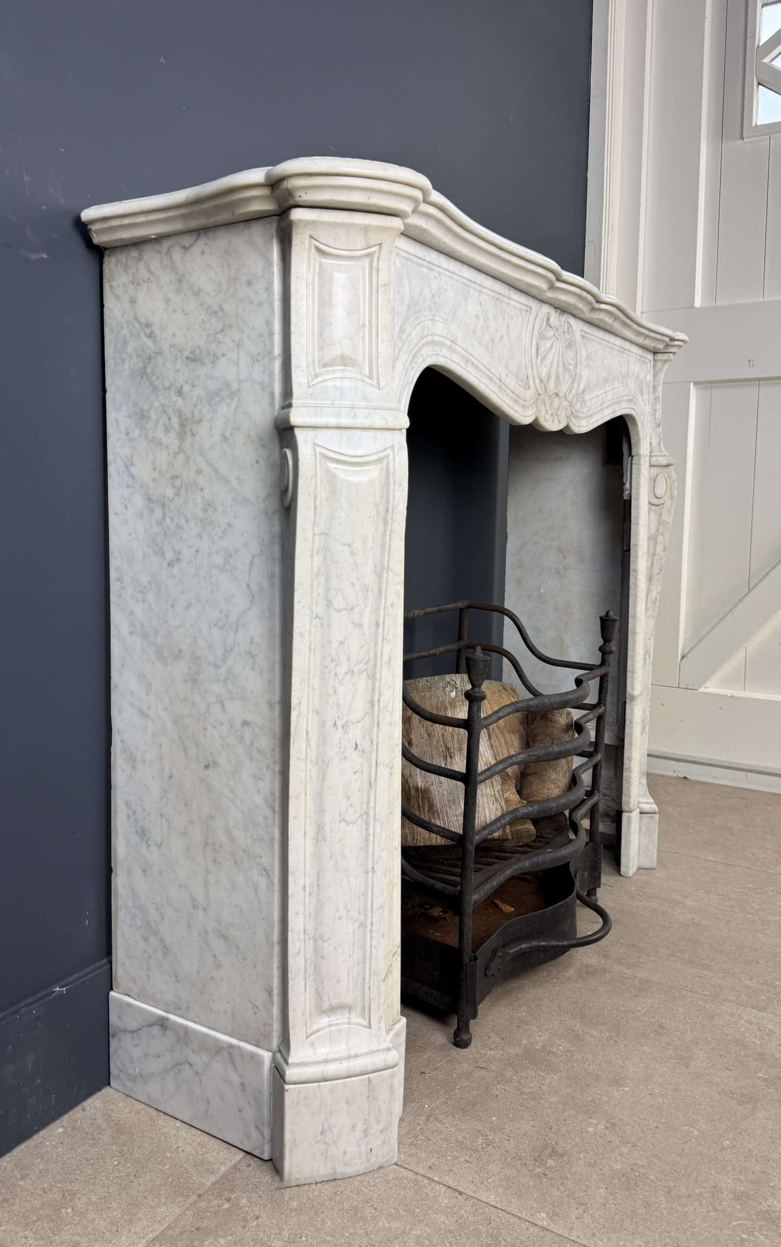 Franse Marmeren Schouw met 45° Consoles en Schelpornament