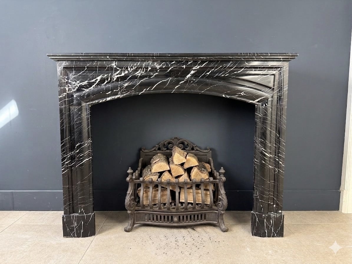 Strakke Antieke Art Deco Frontschouw in Nero Marquina Marmer