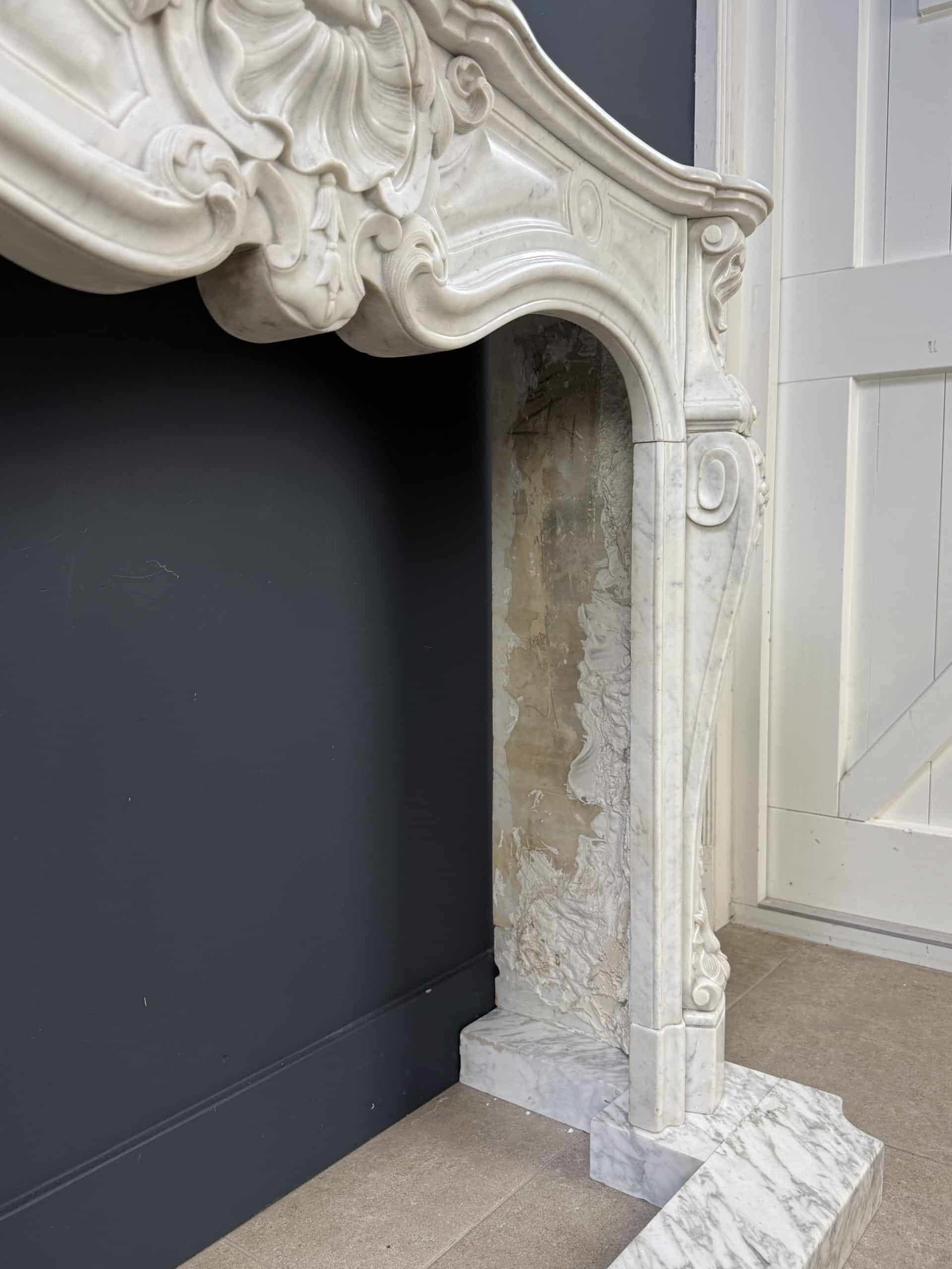 Luxe Franse Front Schelpschouw in Wit Carrara Marmer