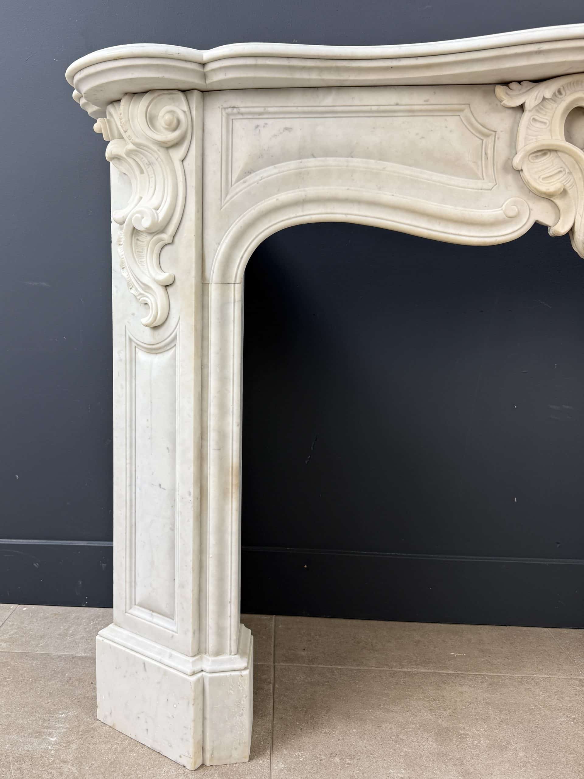 Antieke Franse Louis XV Omloop Schouw in Wit Carrara Marmer