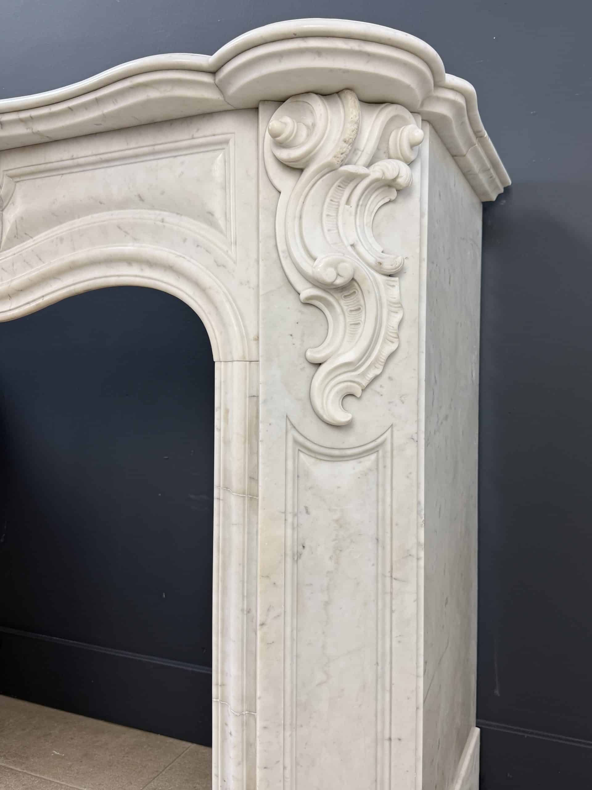 Antieke Franse Louis XV Omloop Schouw in Wit Carrara Marmer
