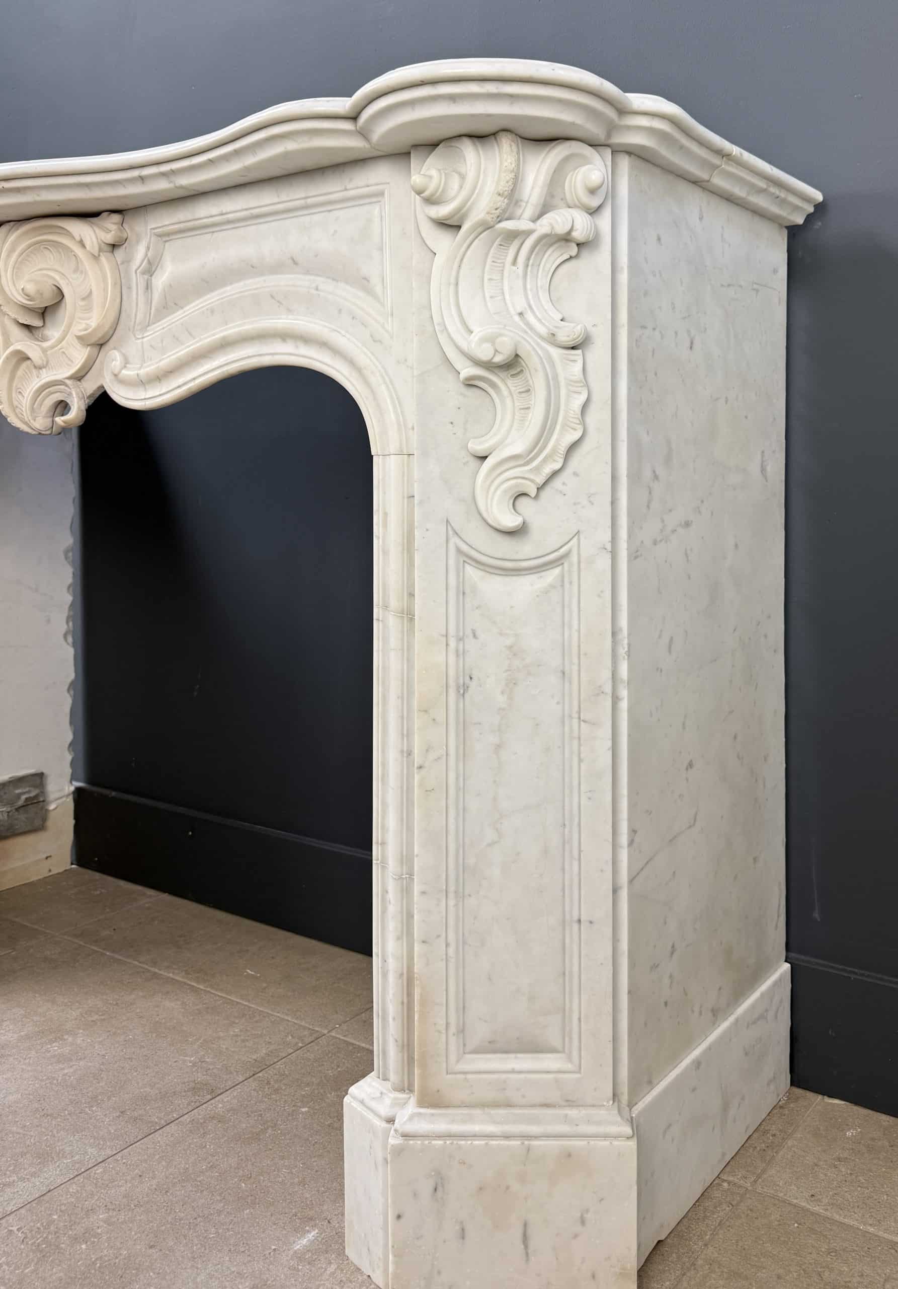 Antieke Franse Louis XV Omloop Schouw in Wit Carrara Marmer