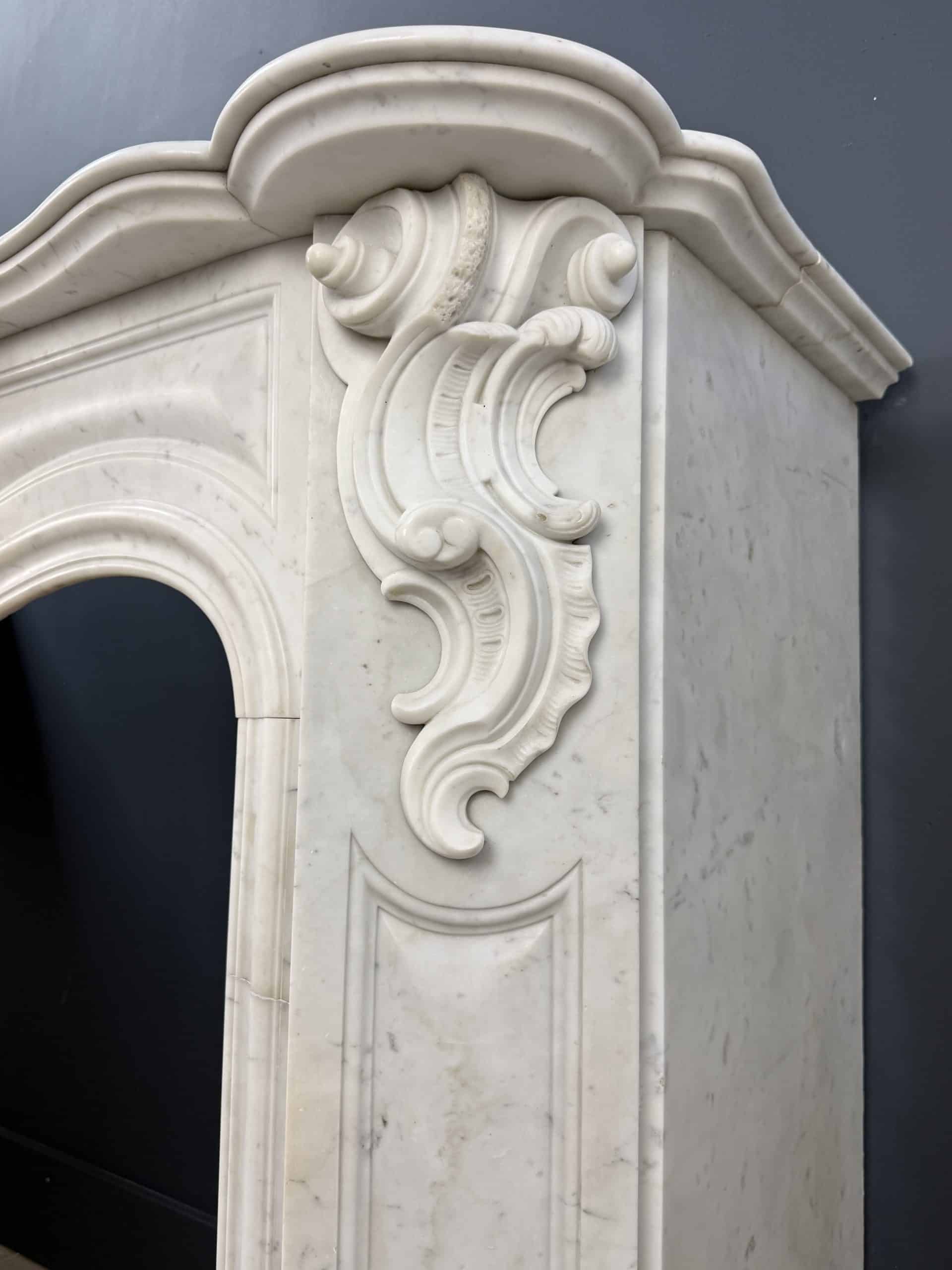 Antieke Franse Louis XV Omloop Schouw in Wit Carrara Marmer