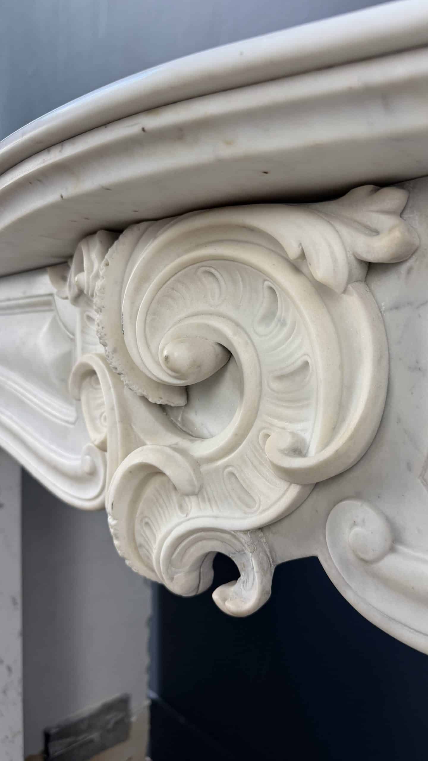 Antieke Franse Louis XV Omloop Schouw in Wit Carrara Marmer