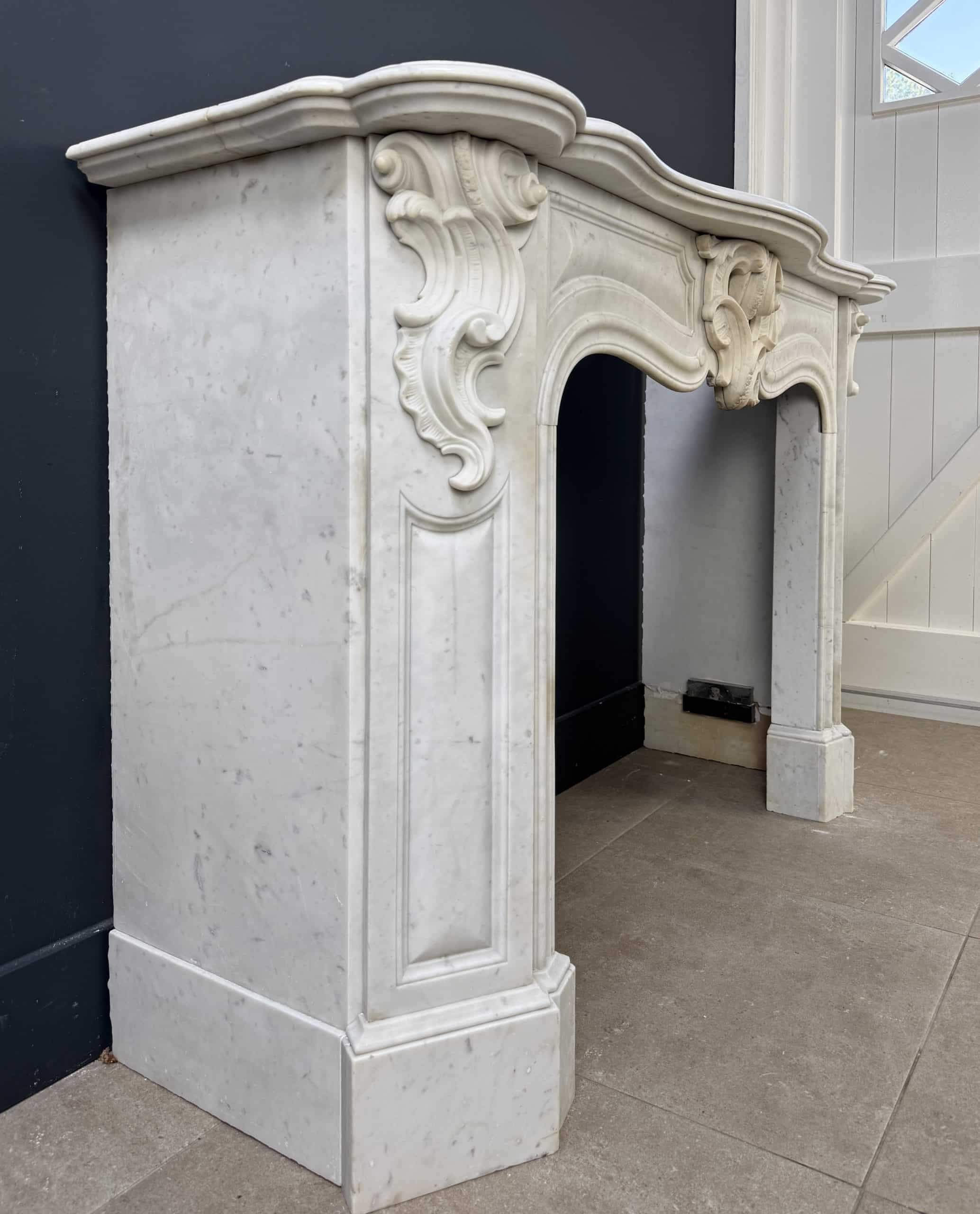 Antieke Franse Louis XV Omloop Schouw in Wit Carrara Marmer