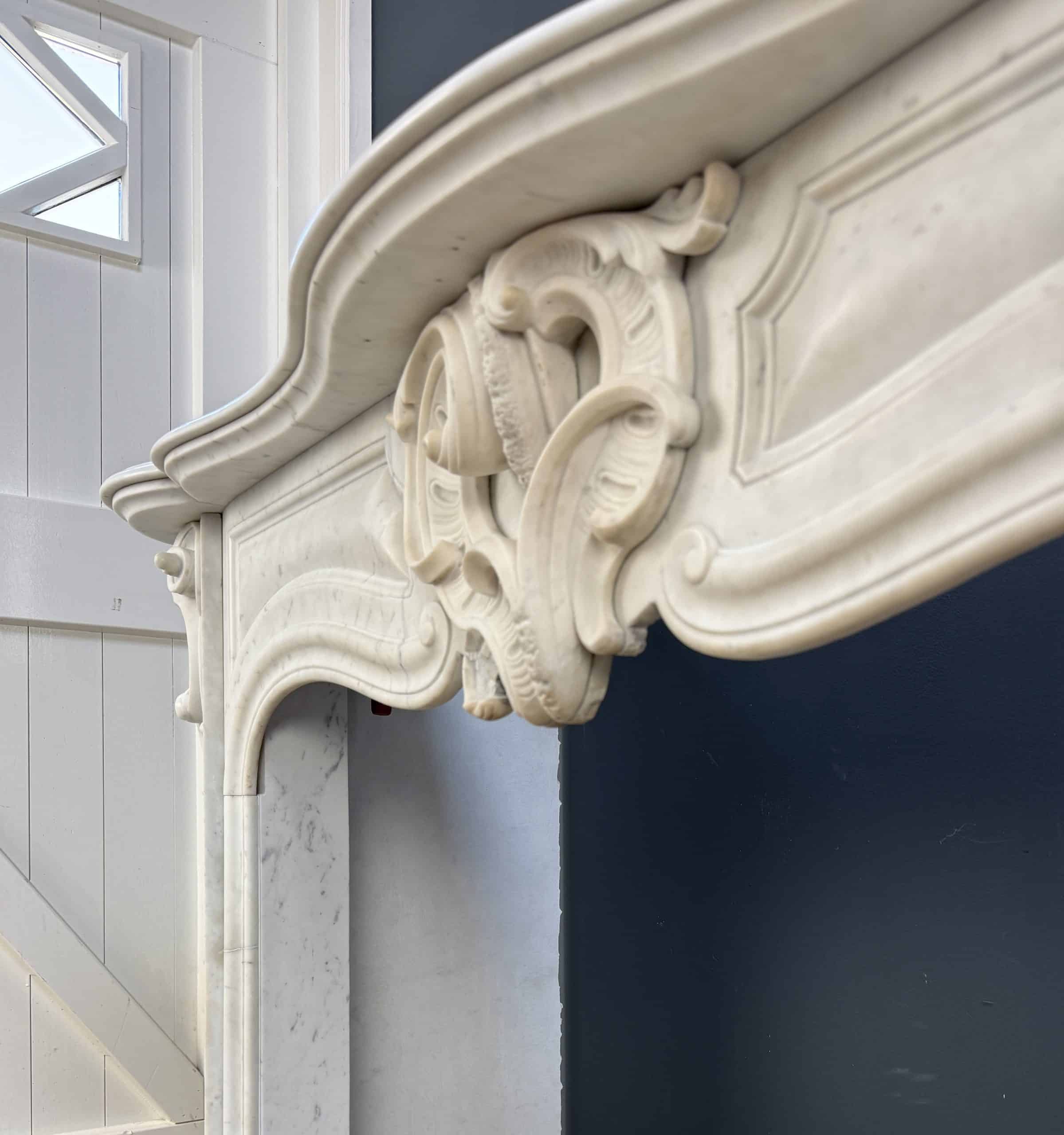 Antieke Franse Louis XV Omloop Schouw in Wit Carrara Marmer