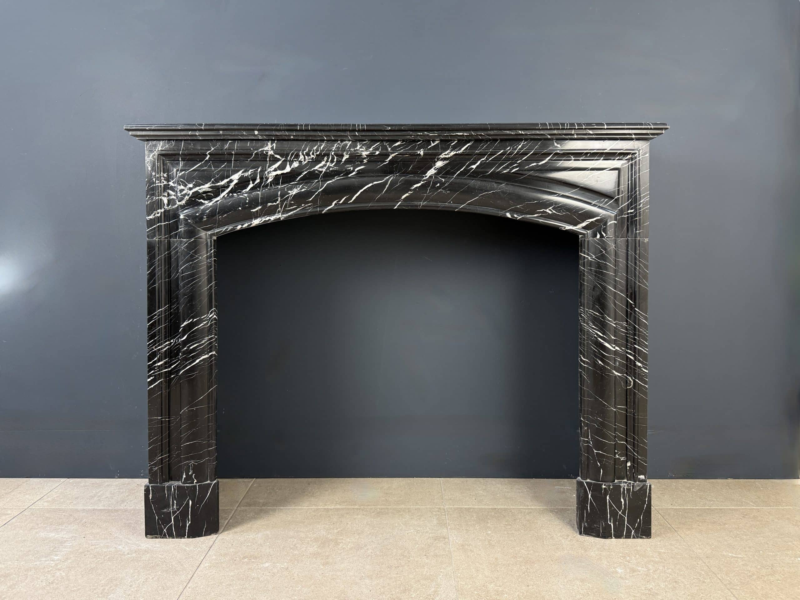 Strakke Antieke Art Deco Frontschouw in Nero Marquina Marmer