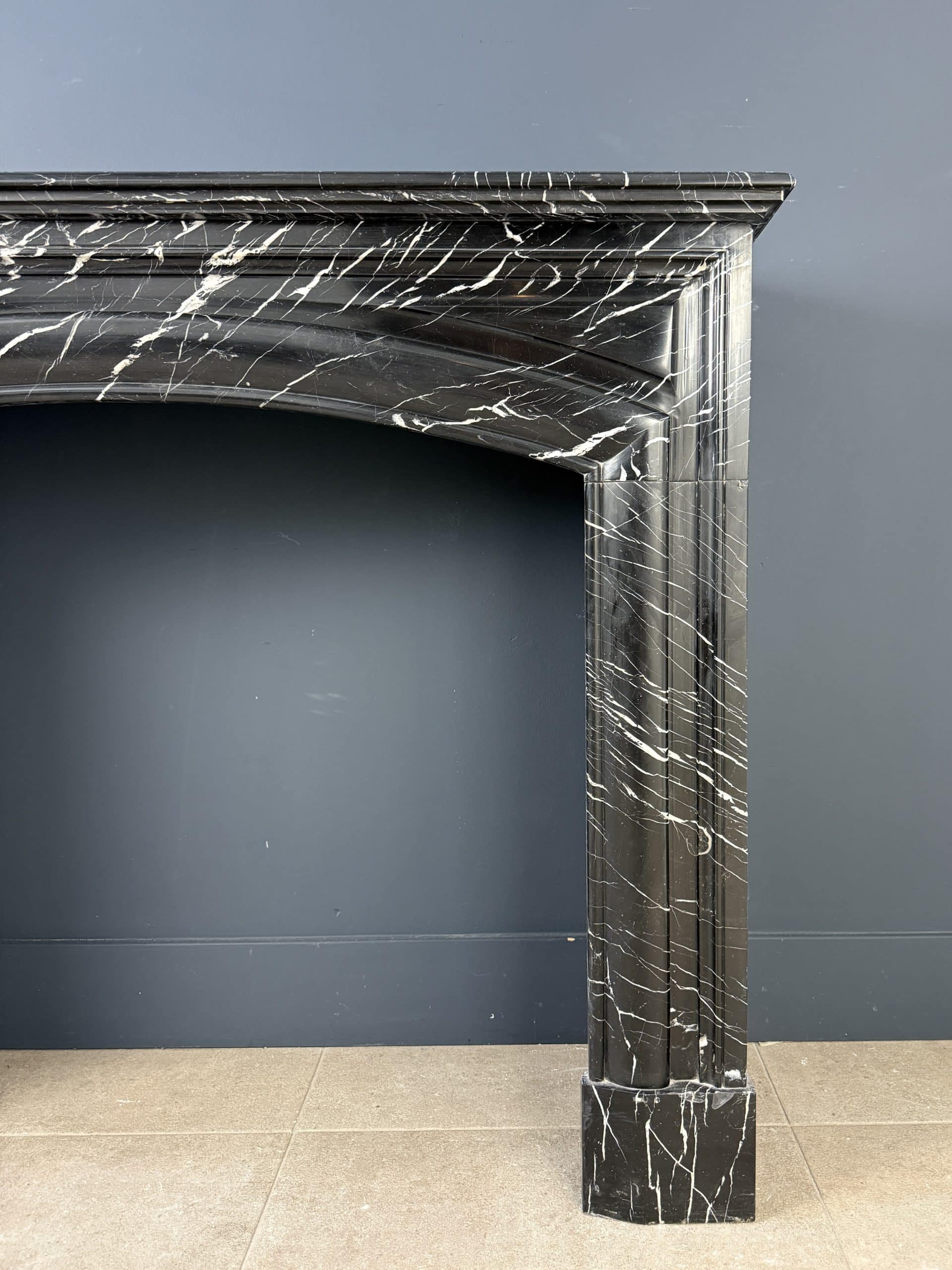 Strakke Antieke Art Deco Frontschouw in Nero Marquina Marmer