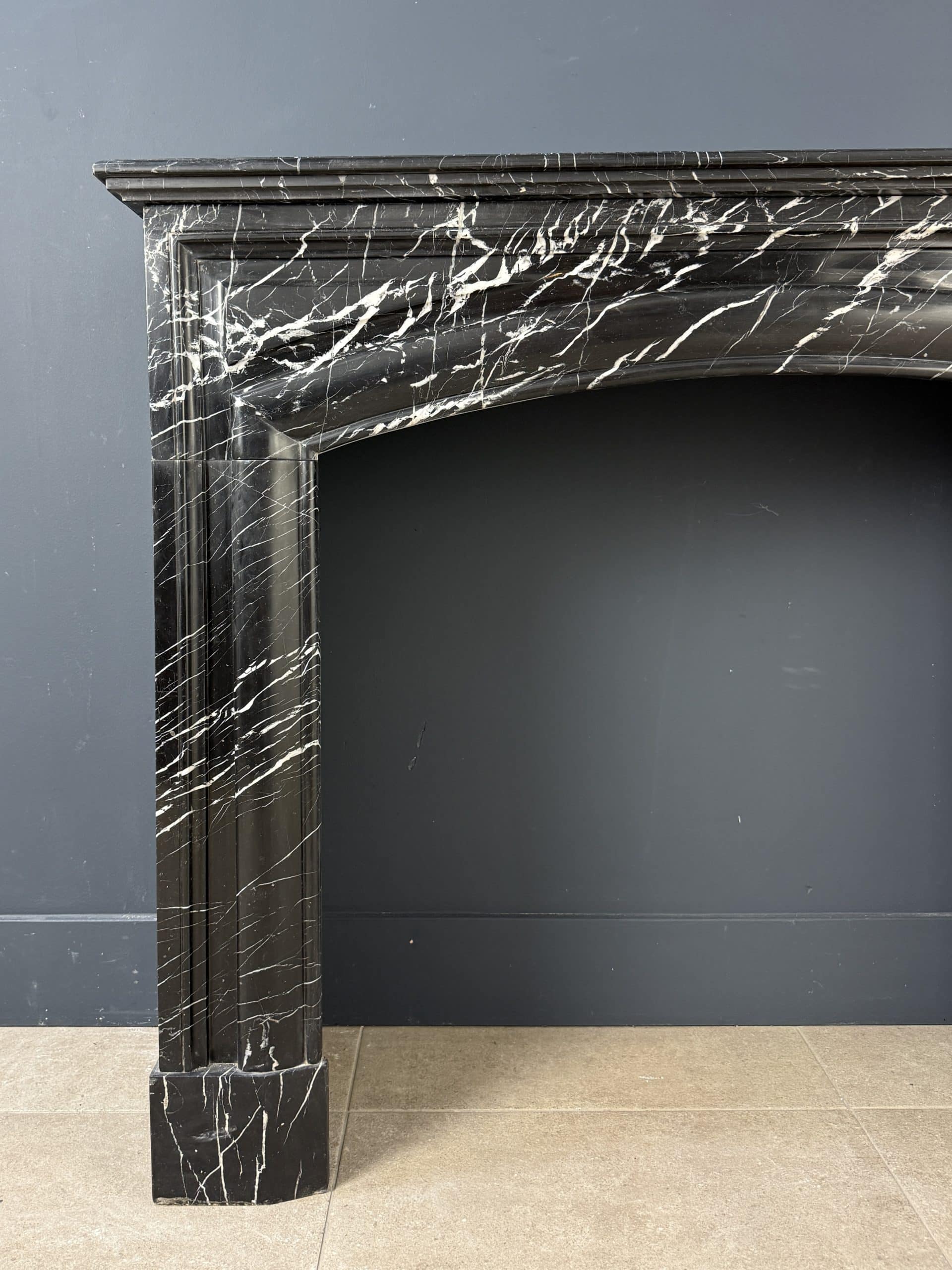 Strakke Antieke Art Deco Frontschouw in Nero Marquina Marmer