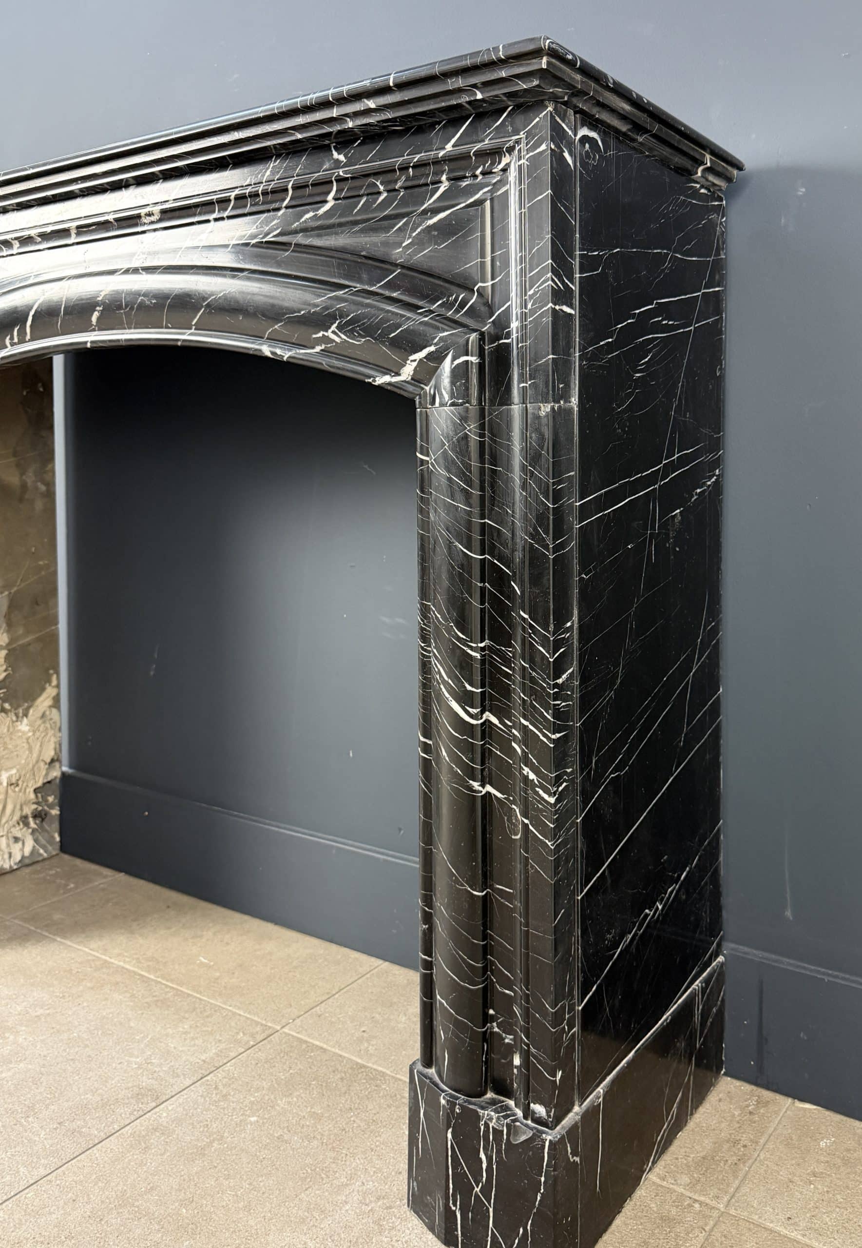 Strakke Antieke Art Deco Frontschouw in Nero Marquina Marmer