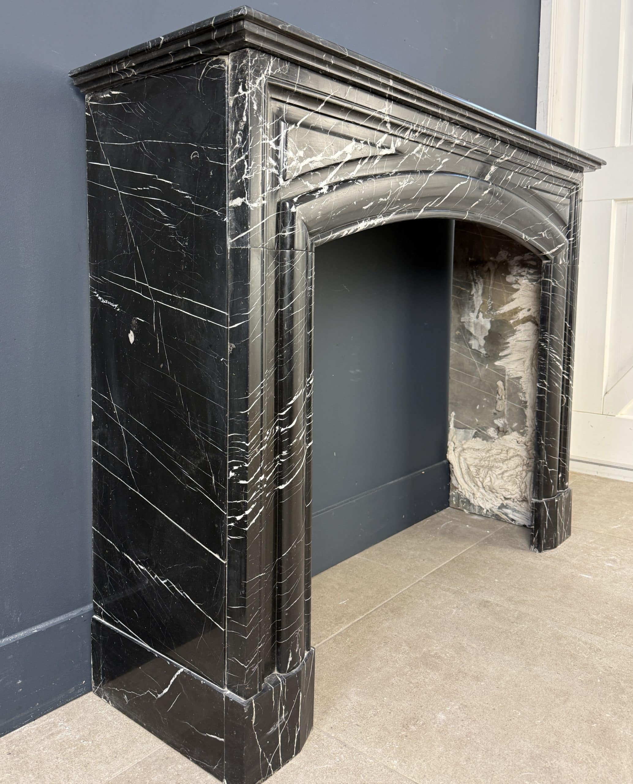 Strakke Antieke Art Deco Frontschouw in Nero Marquina Marmer