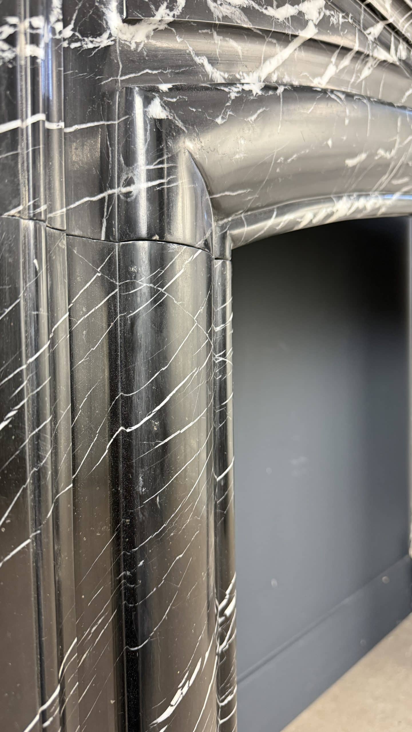Strakke Antieke Art Deco Frontschouw in Nero Marquina Marmer