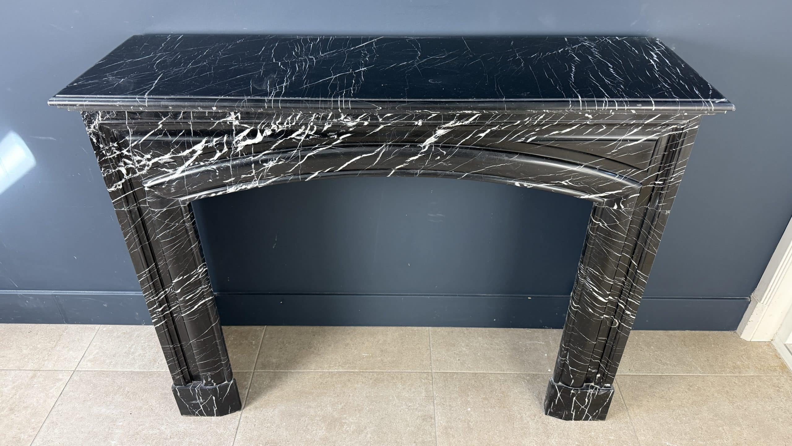 Strakke Antieke Art Deco Frontschouw in Nero Marquina Marmer