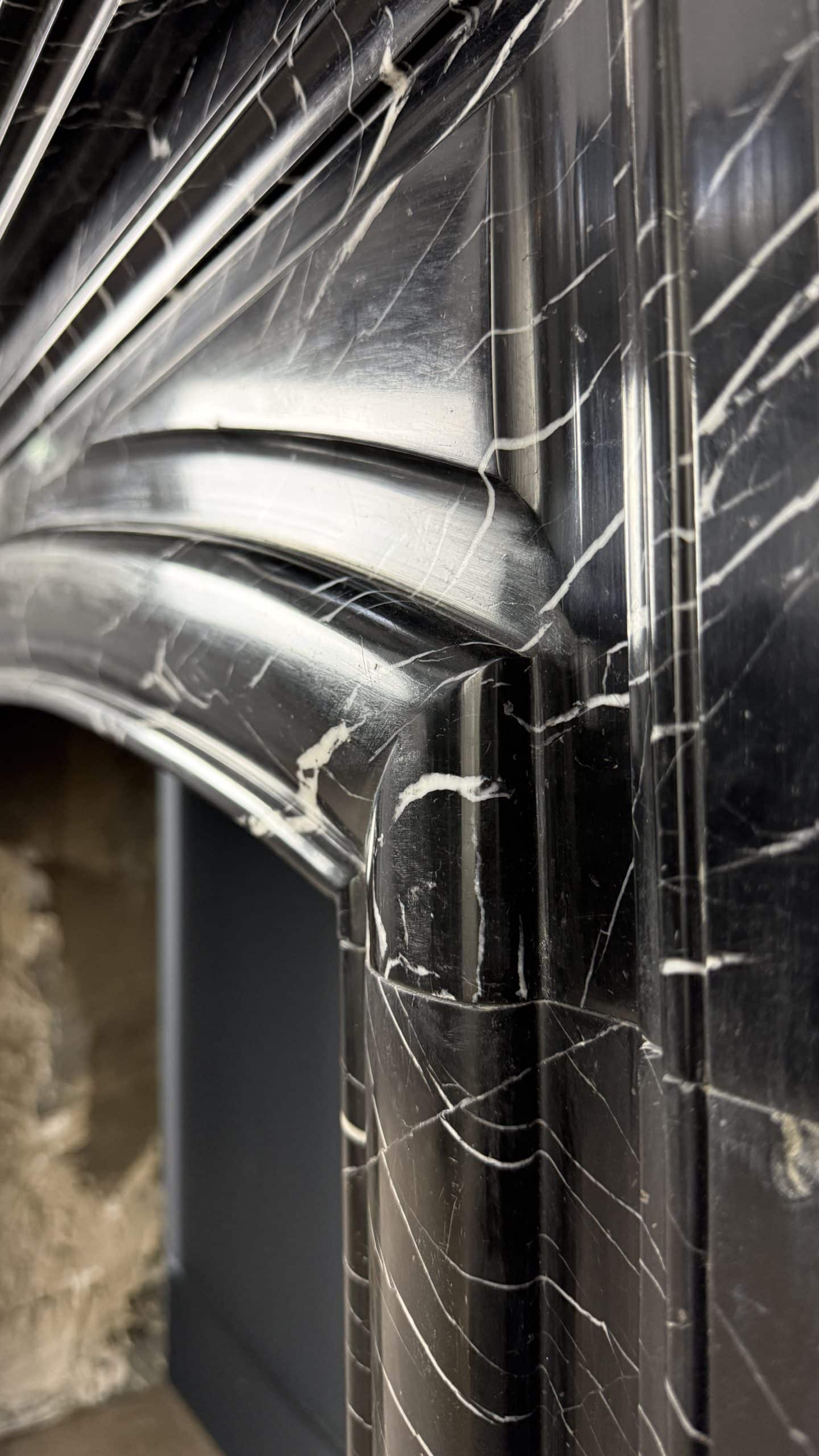 Strakke Antieke Art Deco Frontschouw in Nero Marquina Marmer