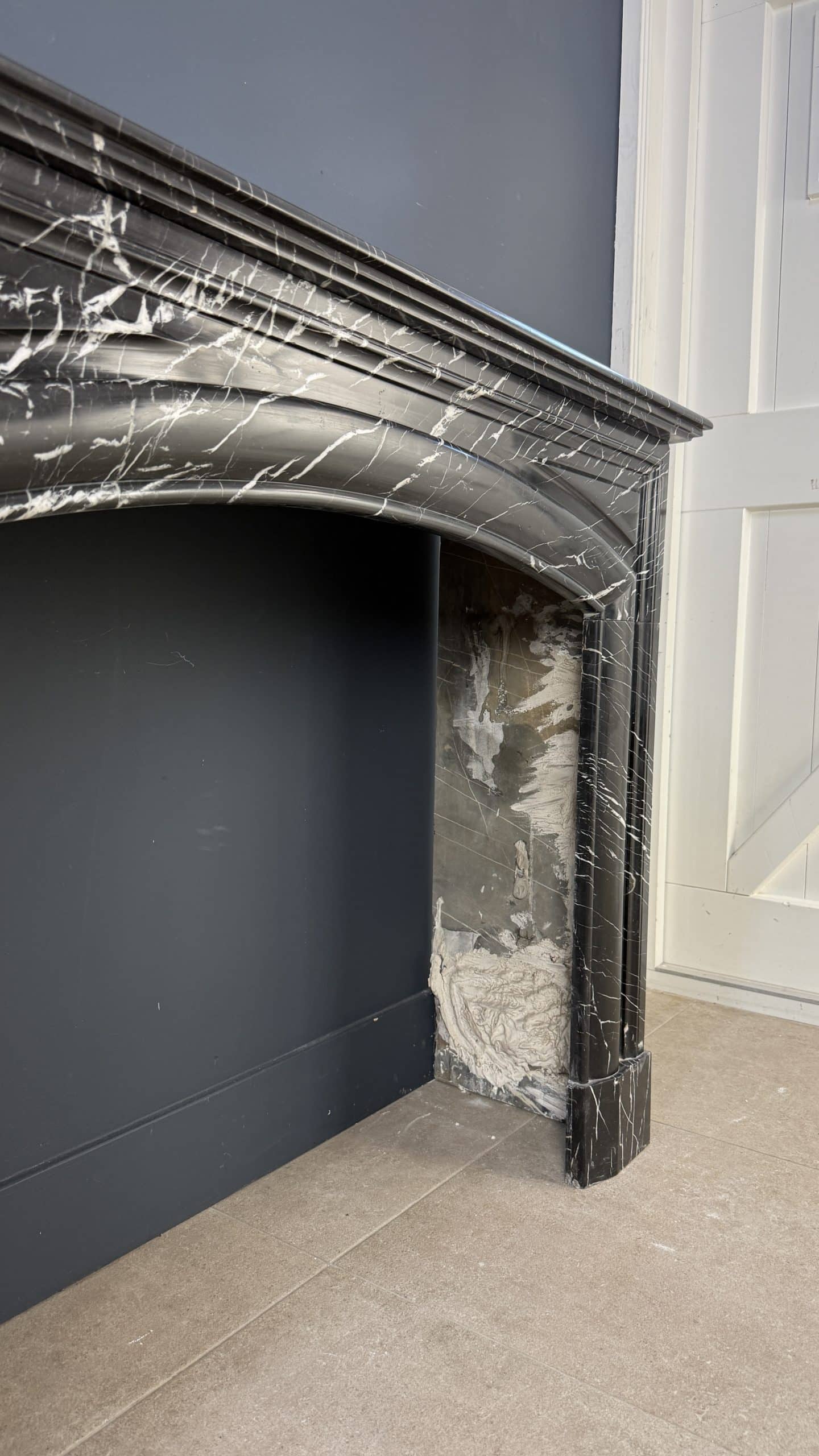 Strakke Antieke Art Deco Frontschouw in Nero Marquina Marmer