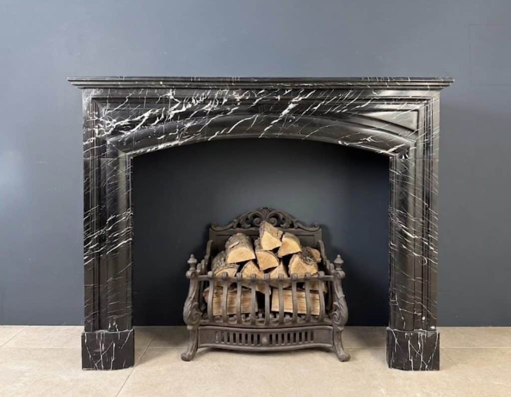 Strakke Antieke Art Deco Frontschouw in Nero Marquina Marmer