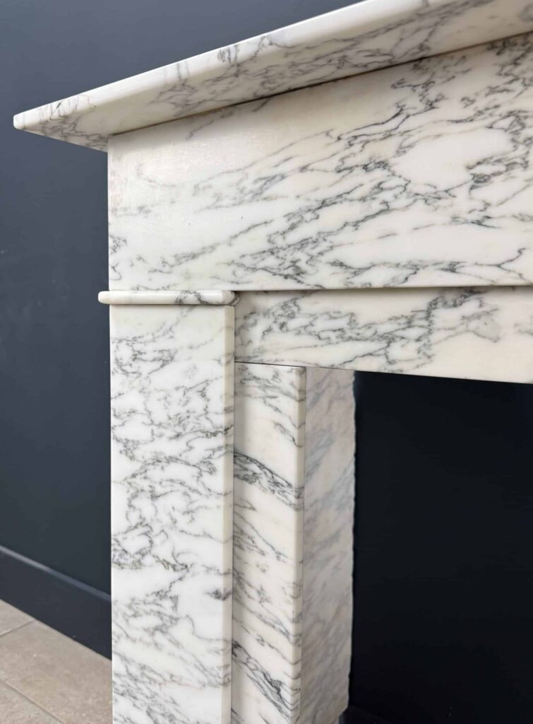 Antieke Omloop Schouw in Wit Geaderd Marmer met Stalen Insert — detail 2